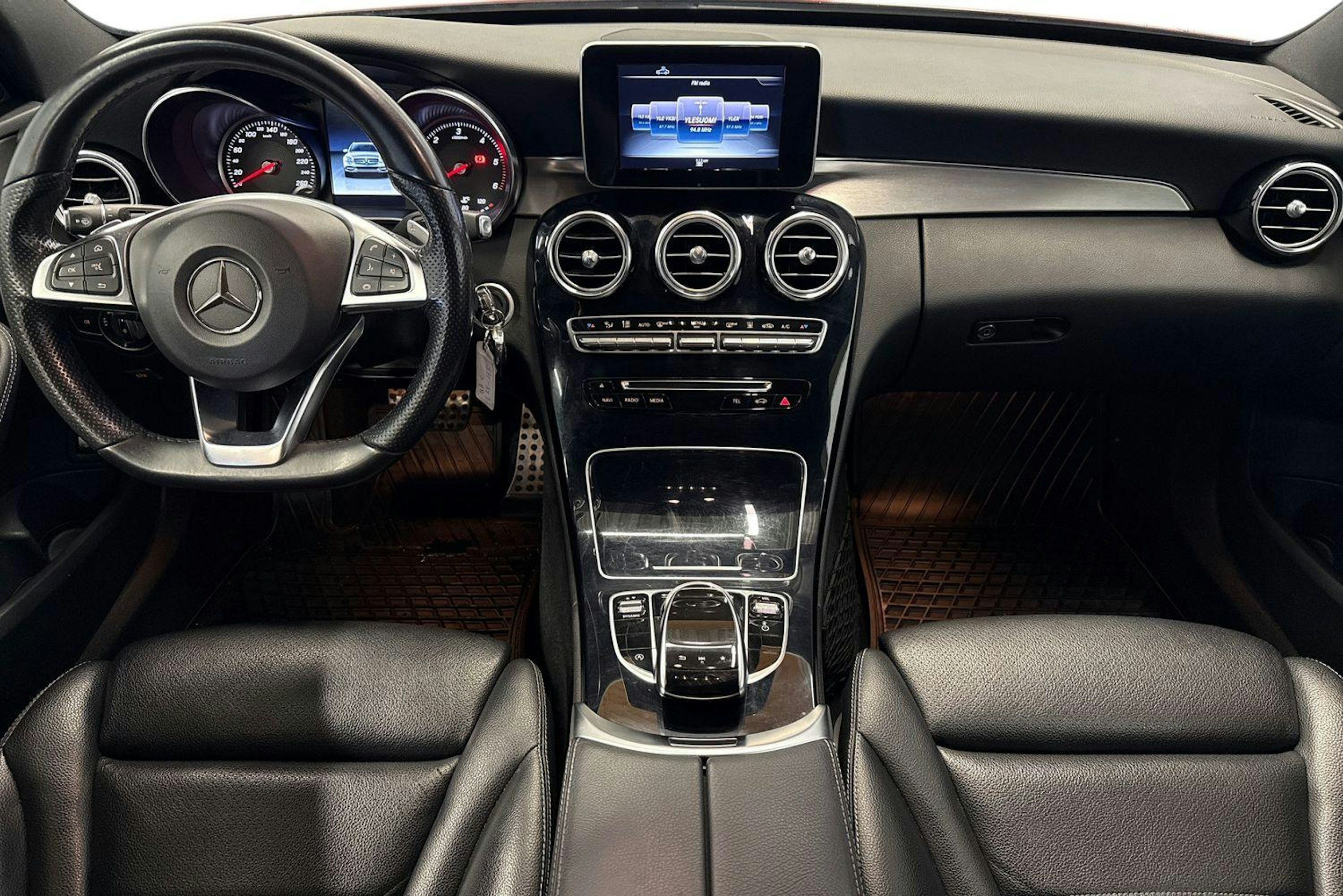 punainen Mercedes-Benz C 2016 kuva 9.