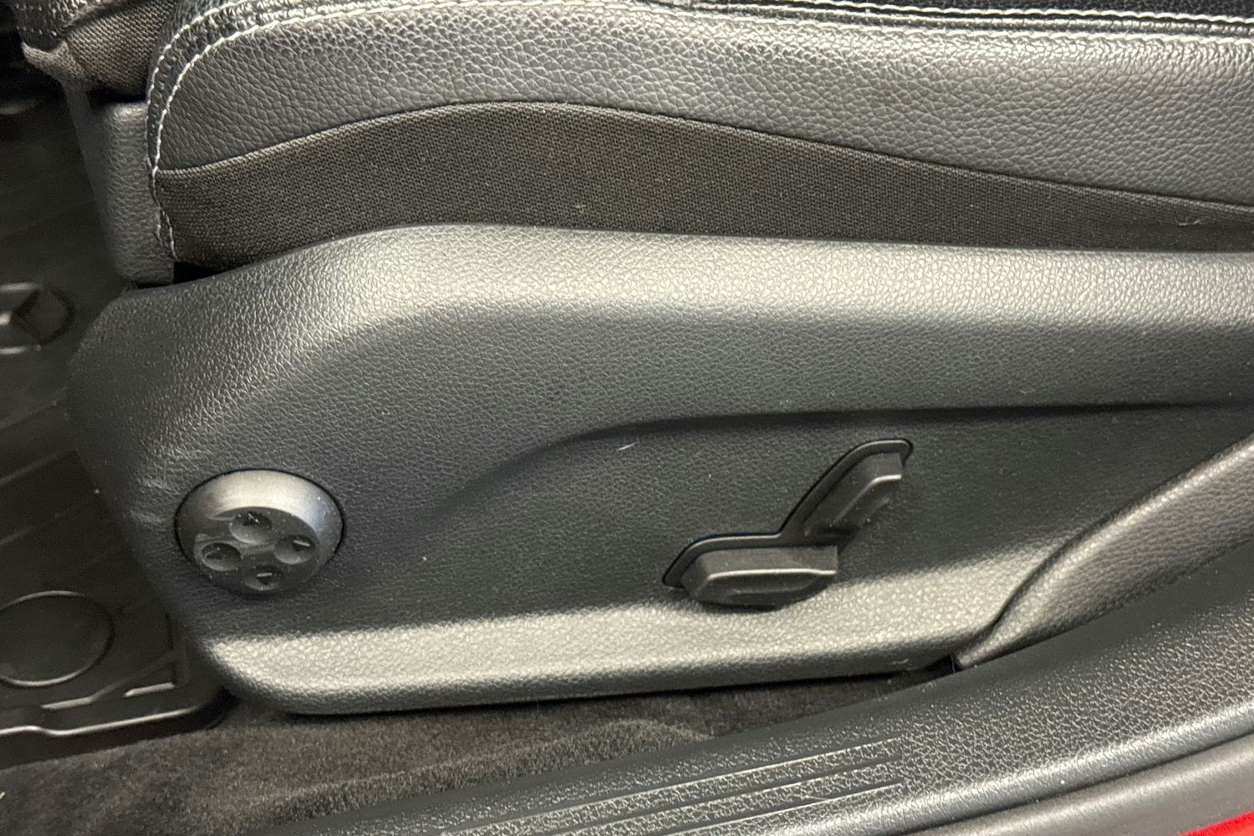 punainen Mercedes-Benz C 2016 kuva 16.