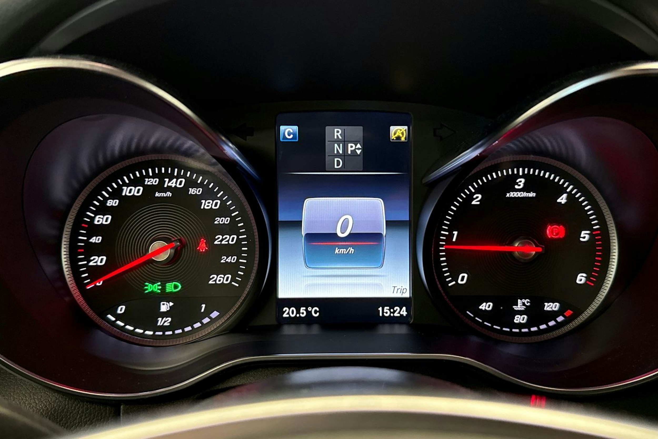 punainen Mercedes-Benz C 2016 kuva 18.