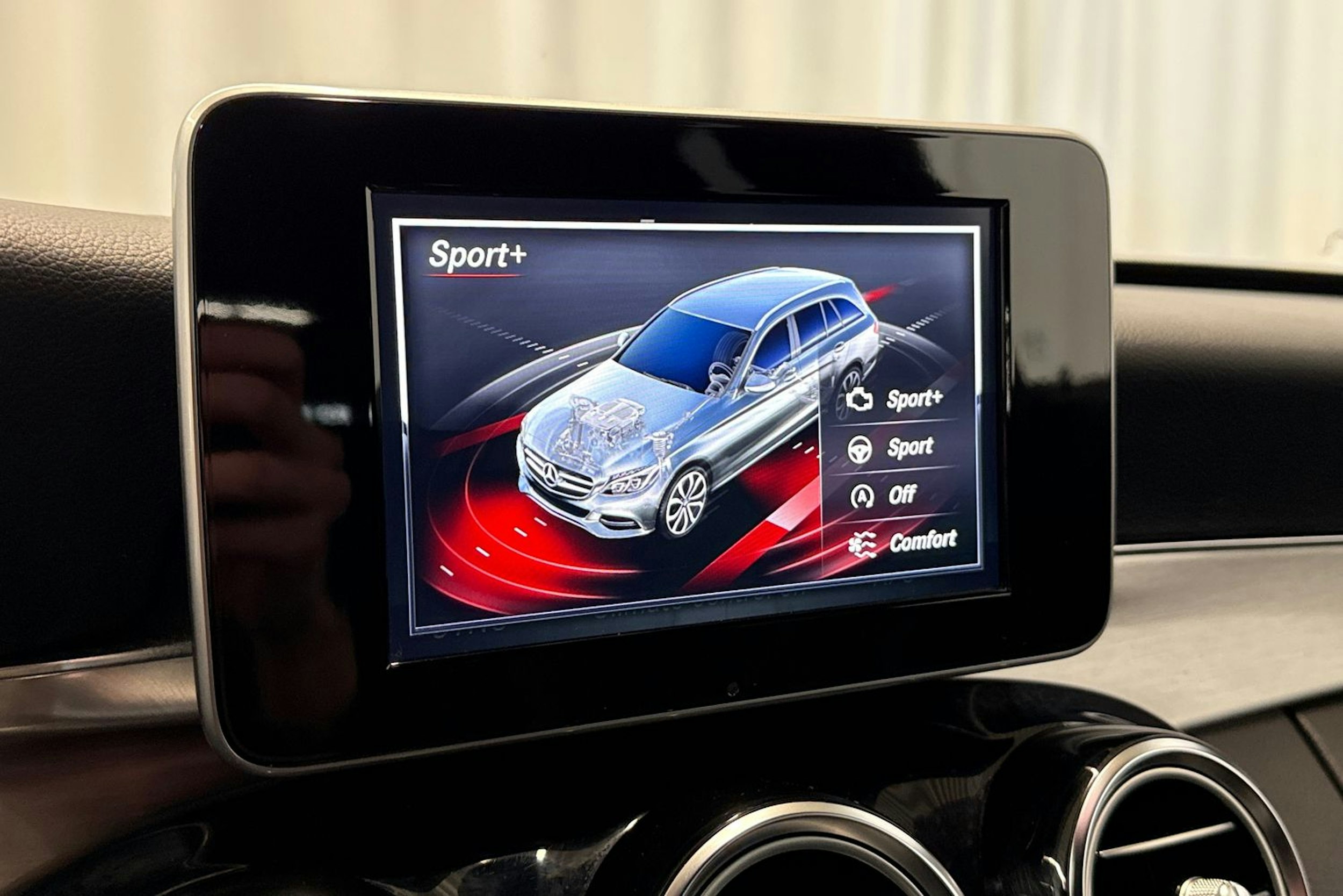 punainen Mercedes-Benz C 2016 kuva 21.