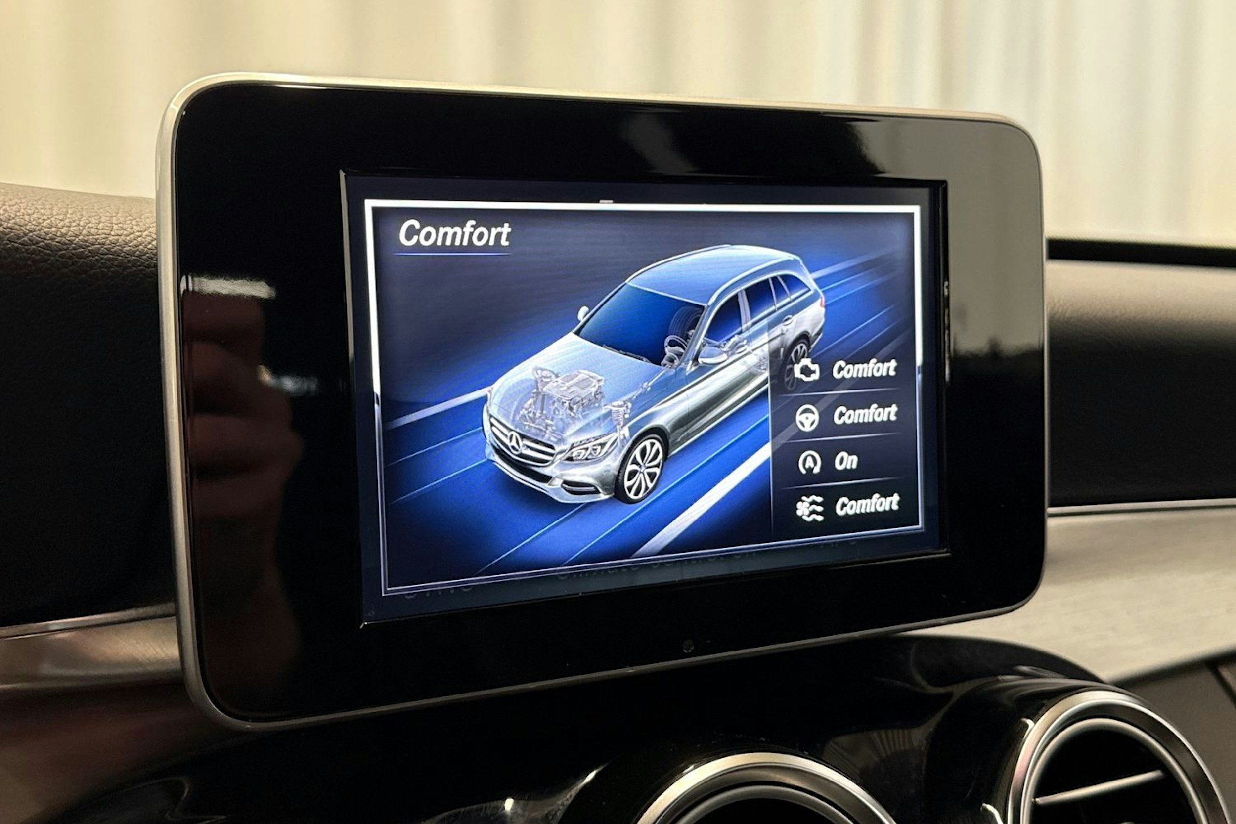 punainen Mercedes-Benz C 2016 kuva 22.