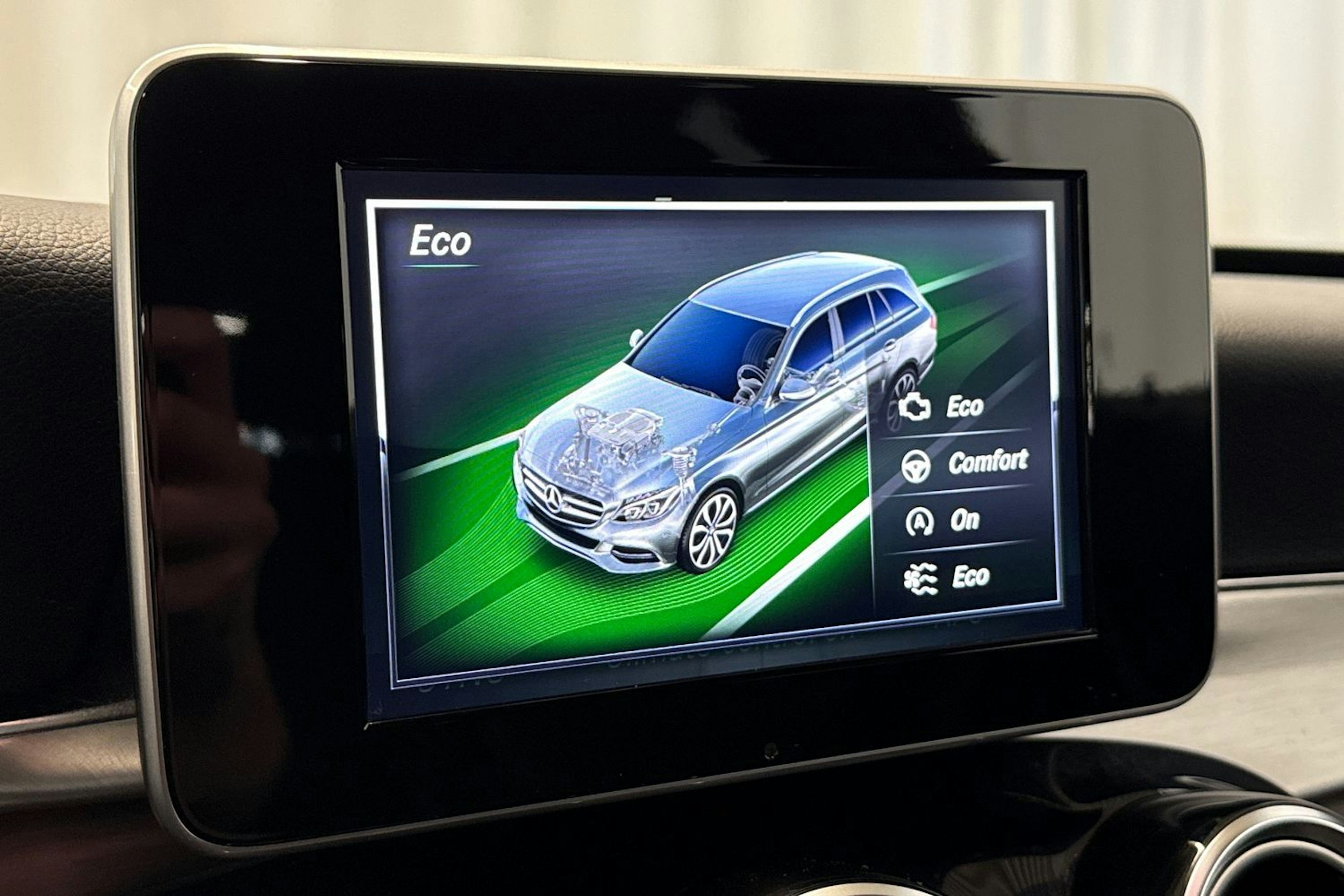 punainen Mercedes-Benz C 2016 kuva 23.