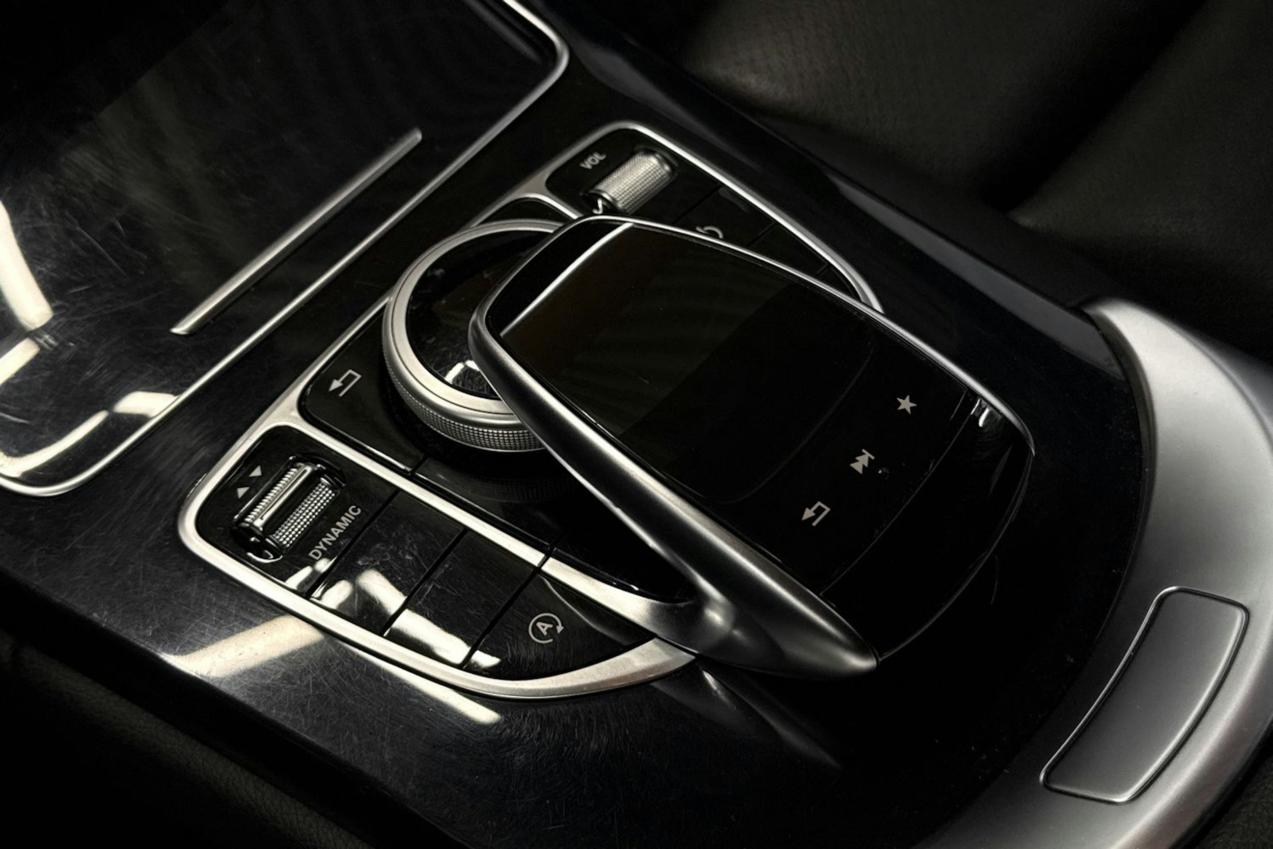 punainen Mercedes-Benz C 2016 kuva 28.