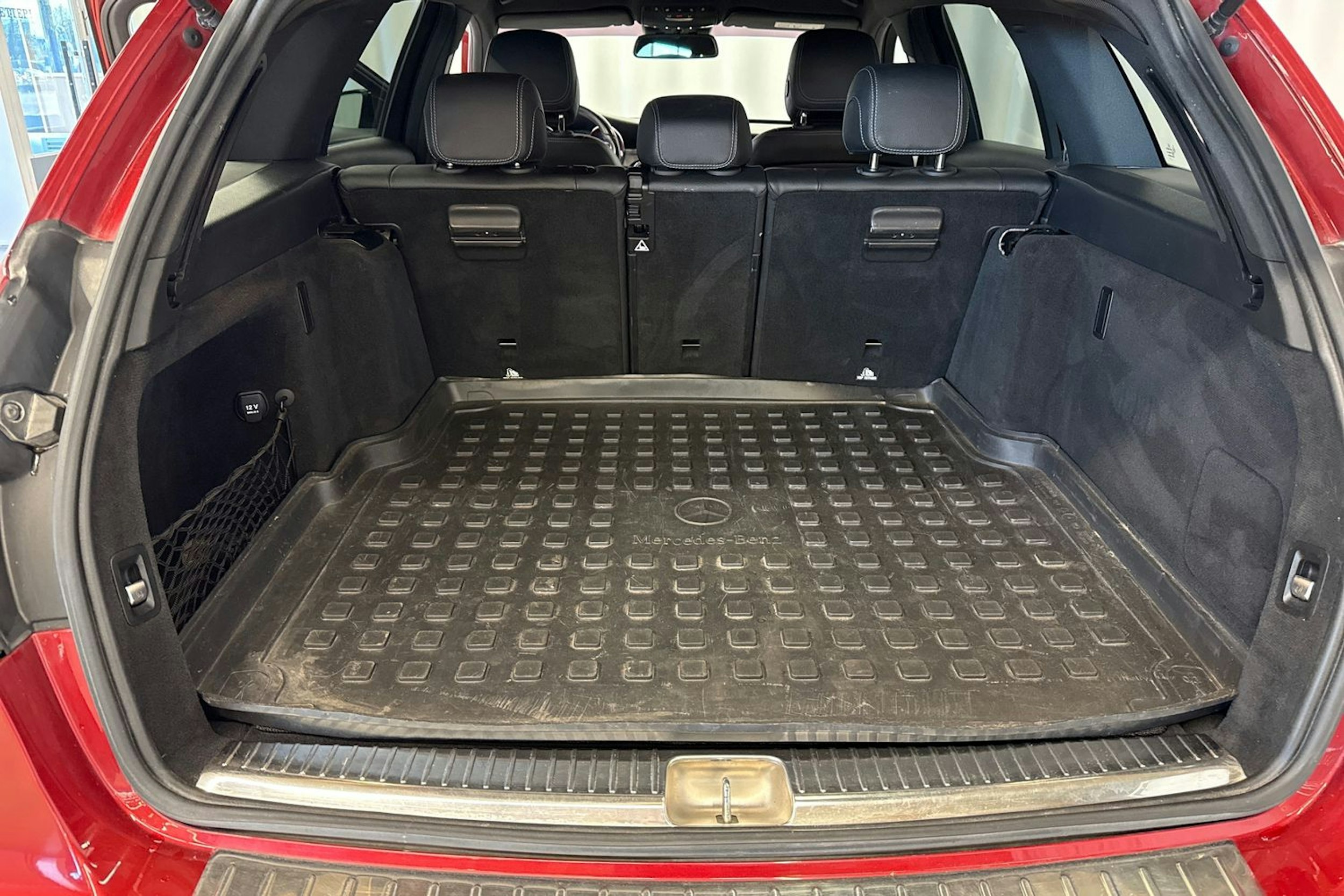 punainen Mercedes-Benz C 2016 kuva 30.