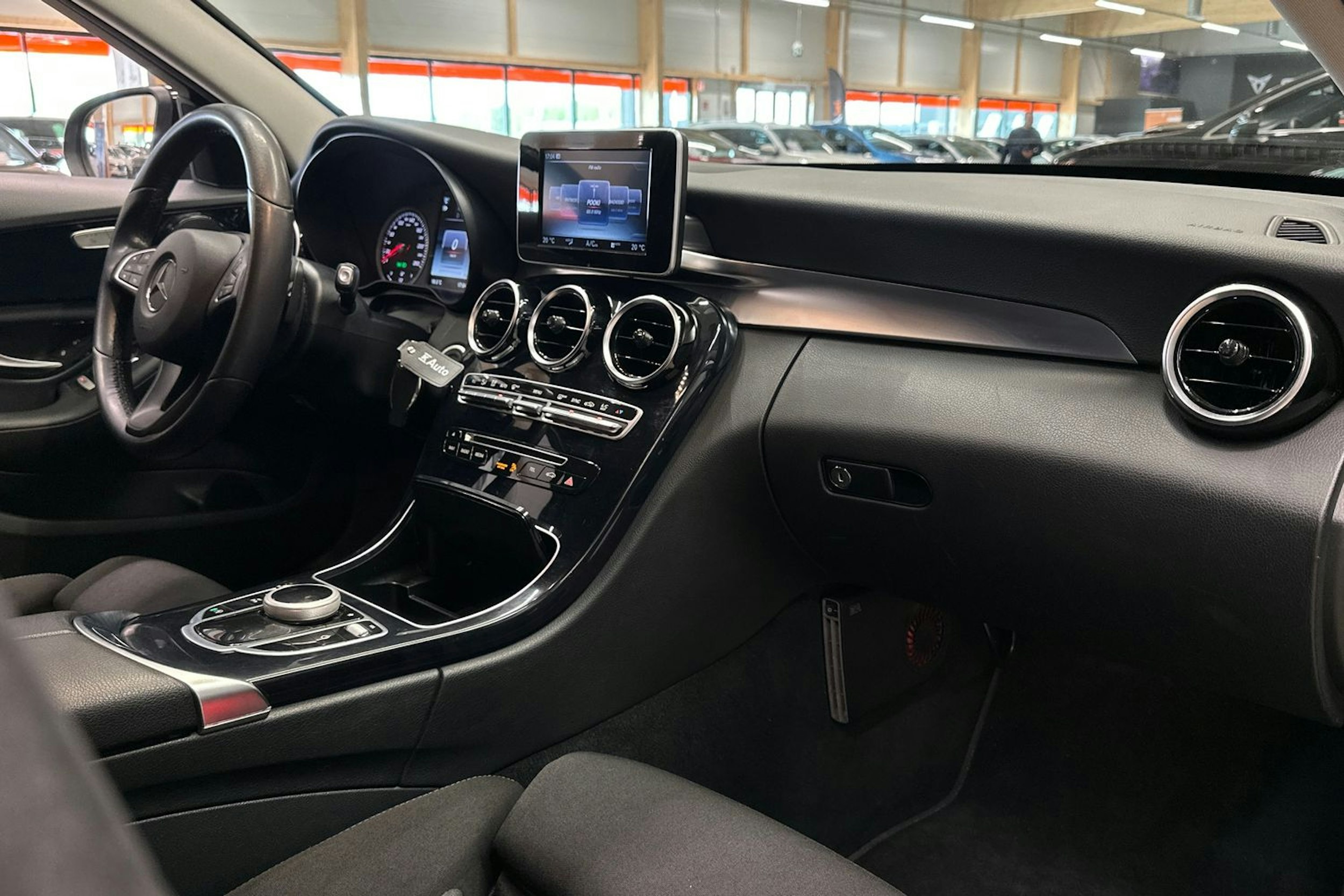 musta Mercedes-Benz C 2016 kuva 11.