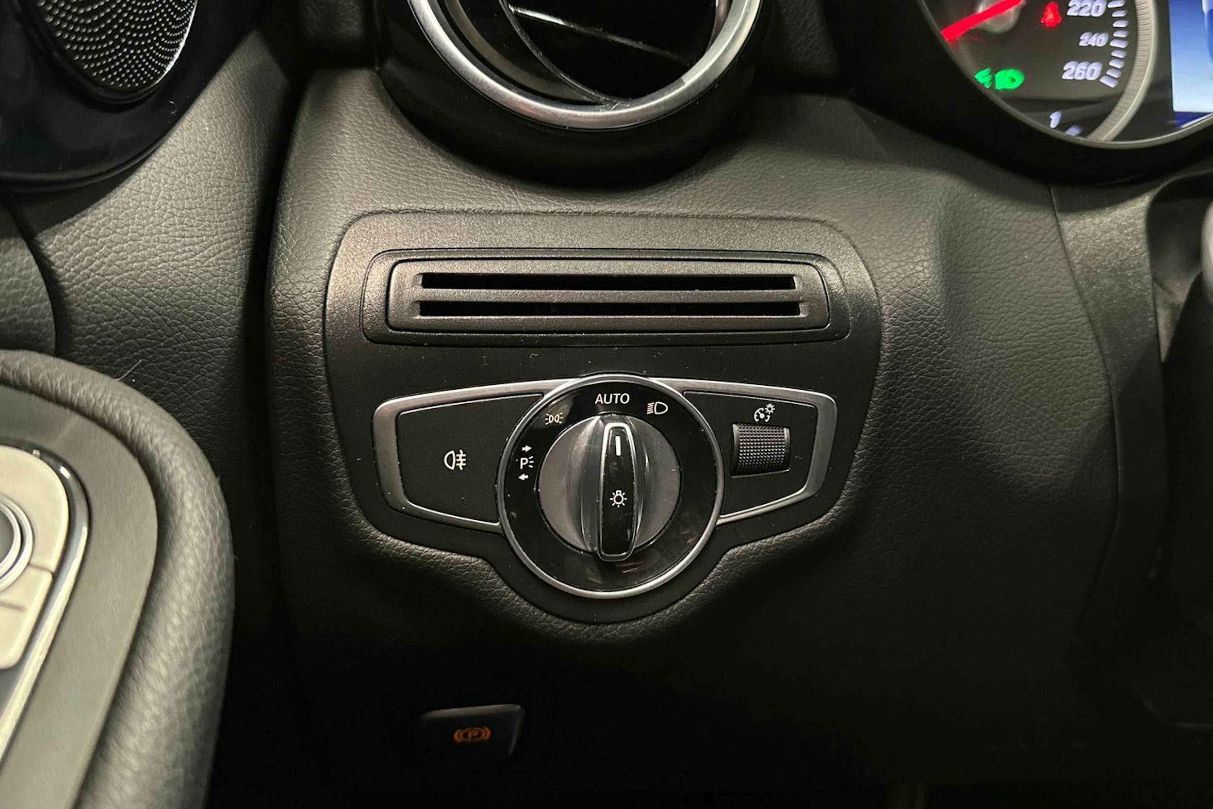 musta Mercedes-Benz C 2016 kuva 20.