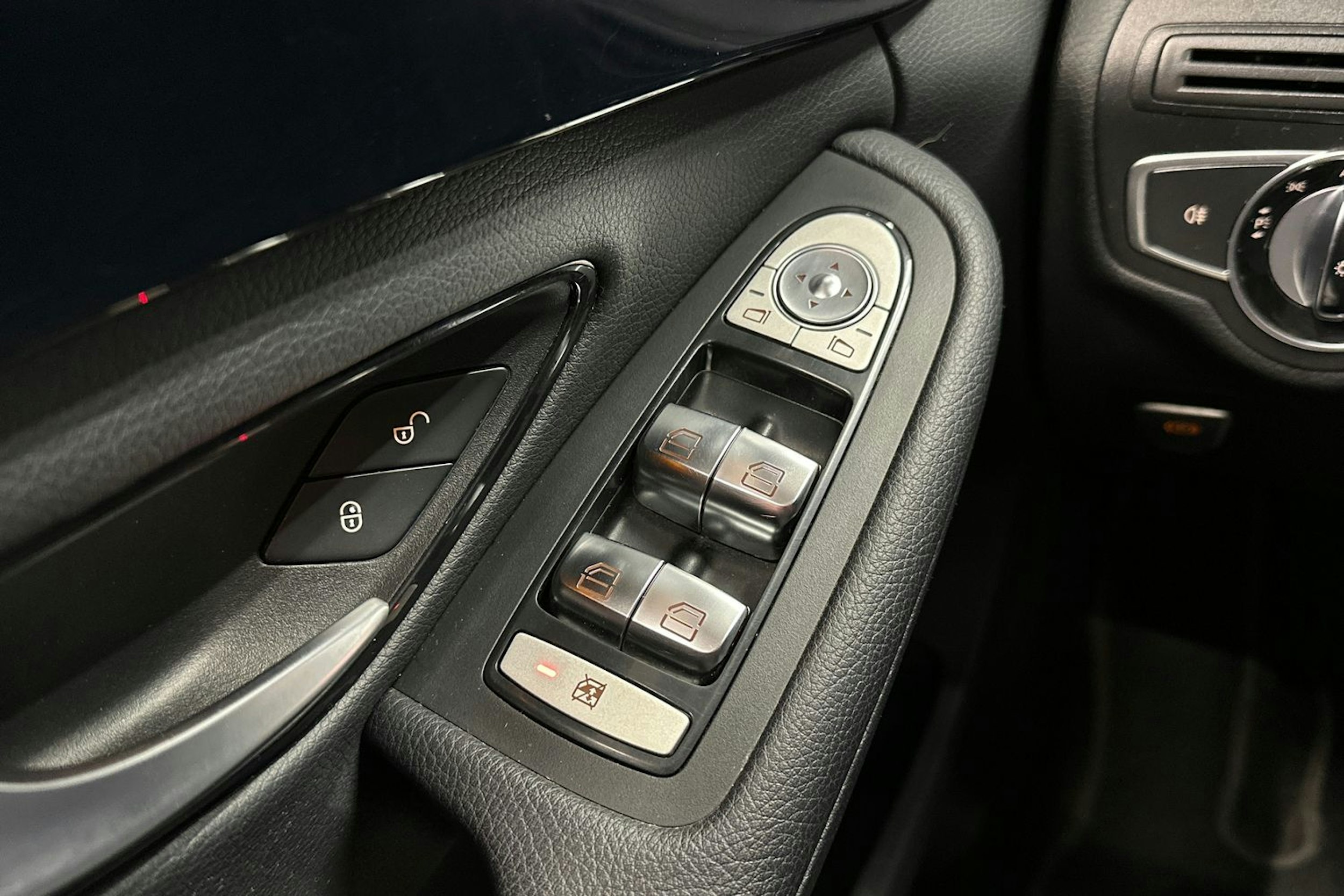 musta Mercedes-Benz C 2016 kuva 22.