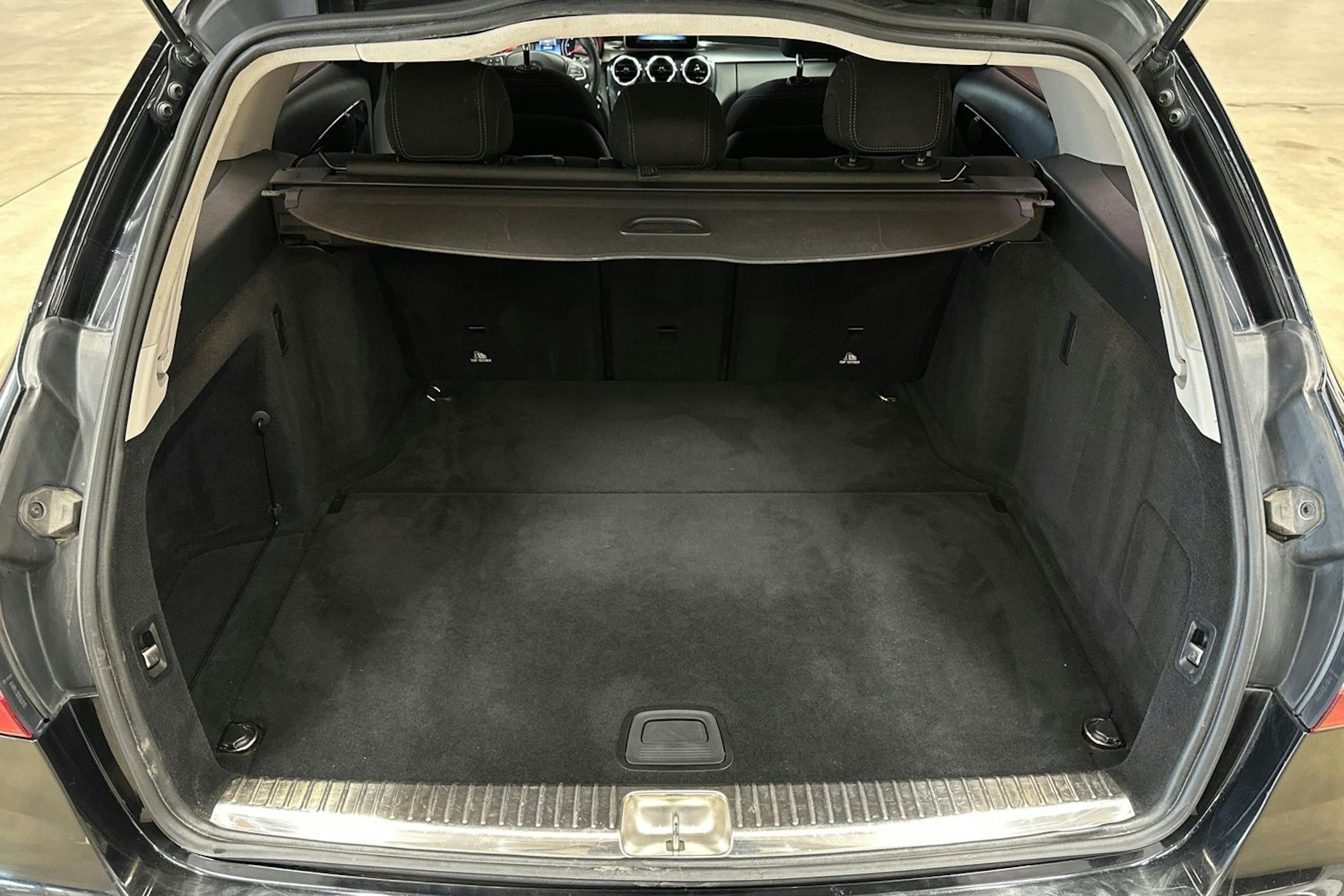musta Mercedes-Benz C 2016 kuva 23.