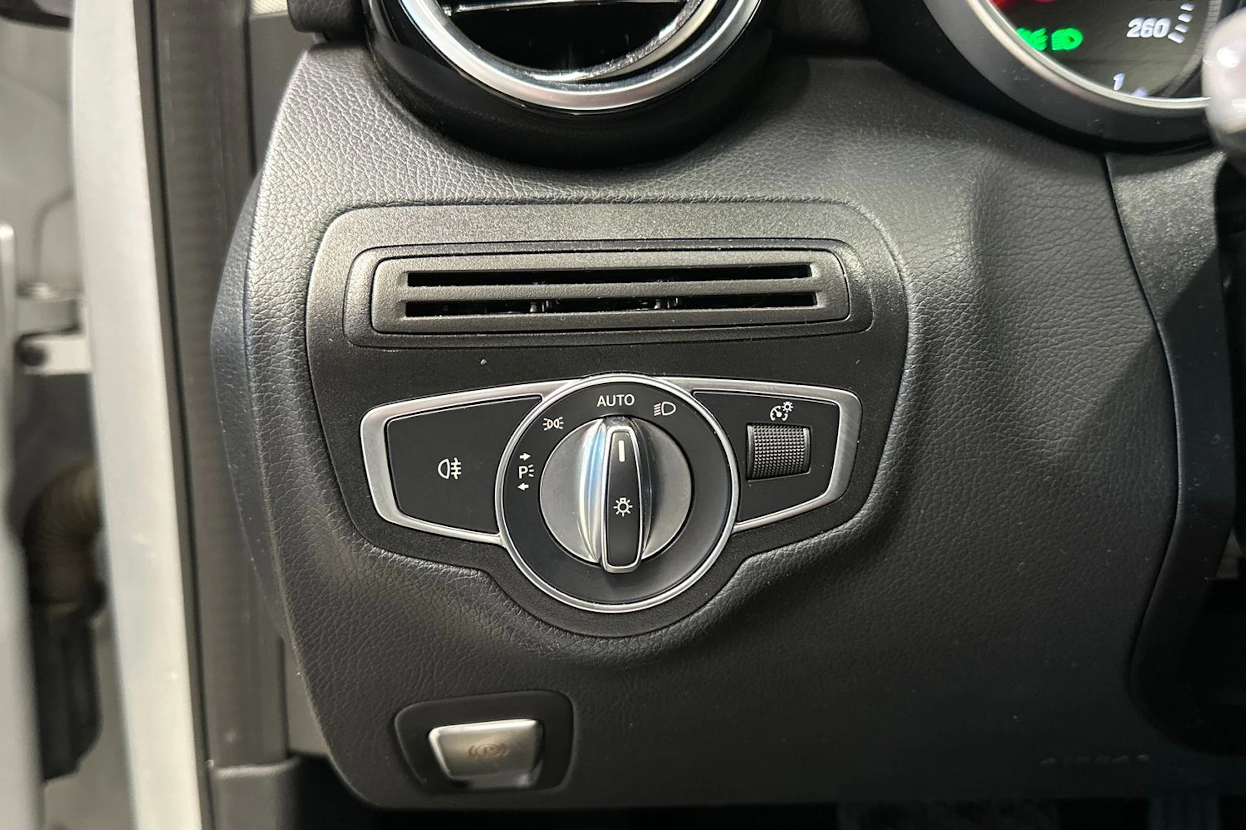 hopea Mercedes-Benz C 2016 kuva 22.