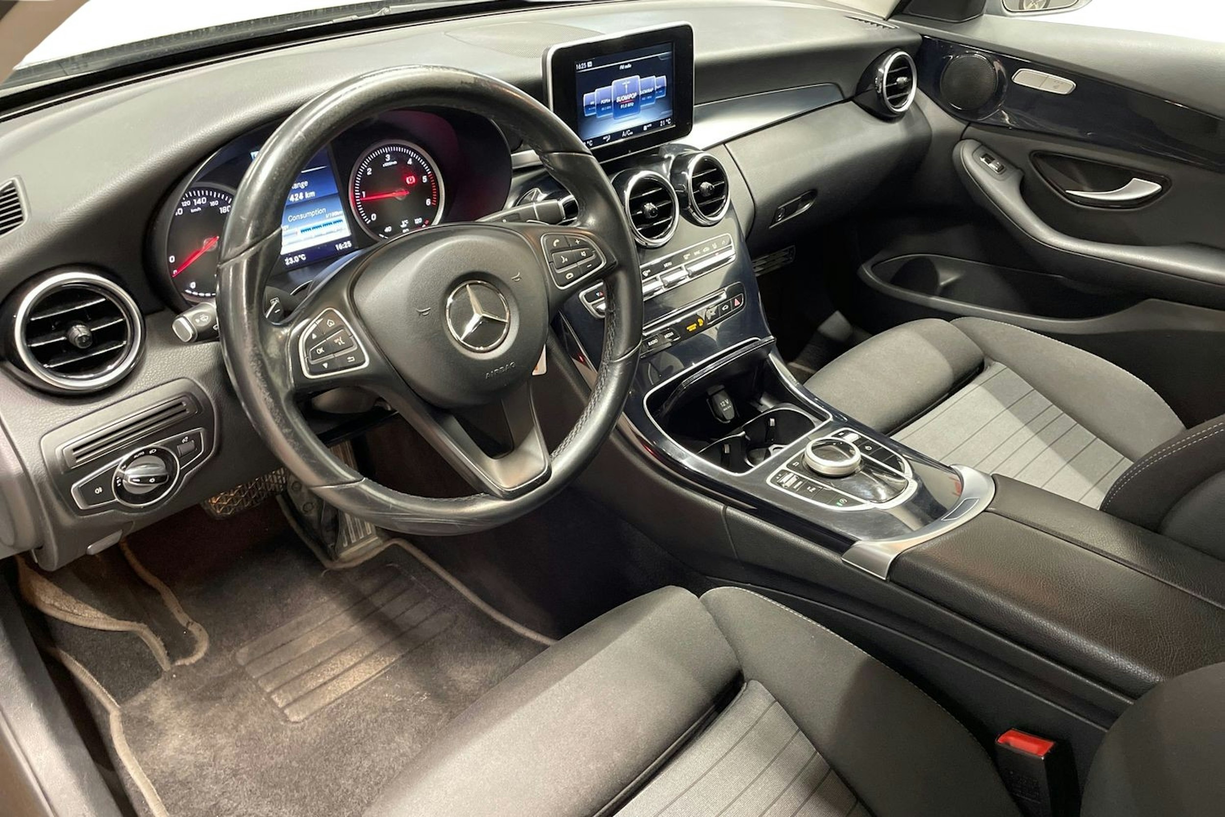 Ruskea (beige) Mercedes-Benz C 2016 kuva 7.