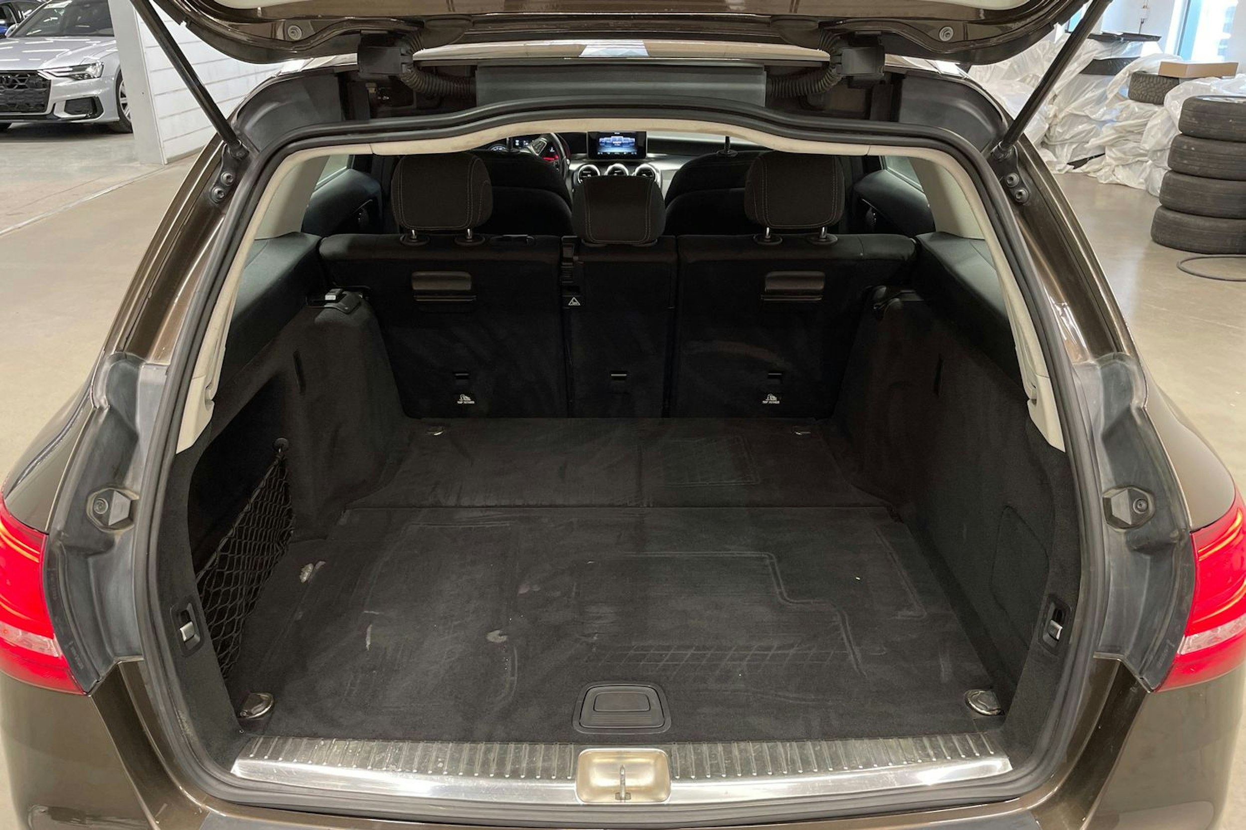 Ruskea (beige) Mercedes-Benz C 2016 kuva 16.