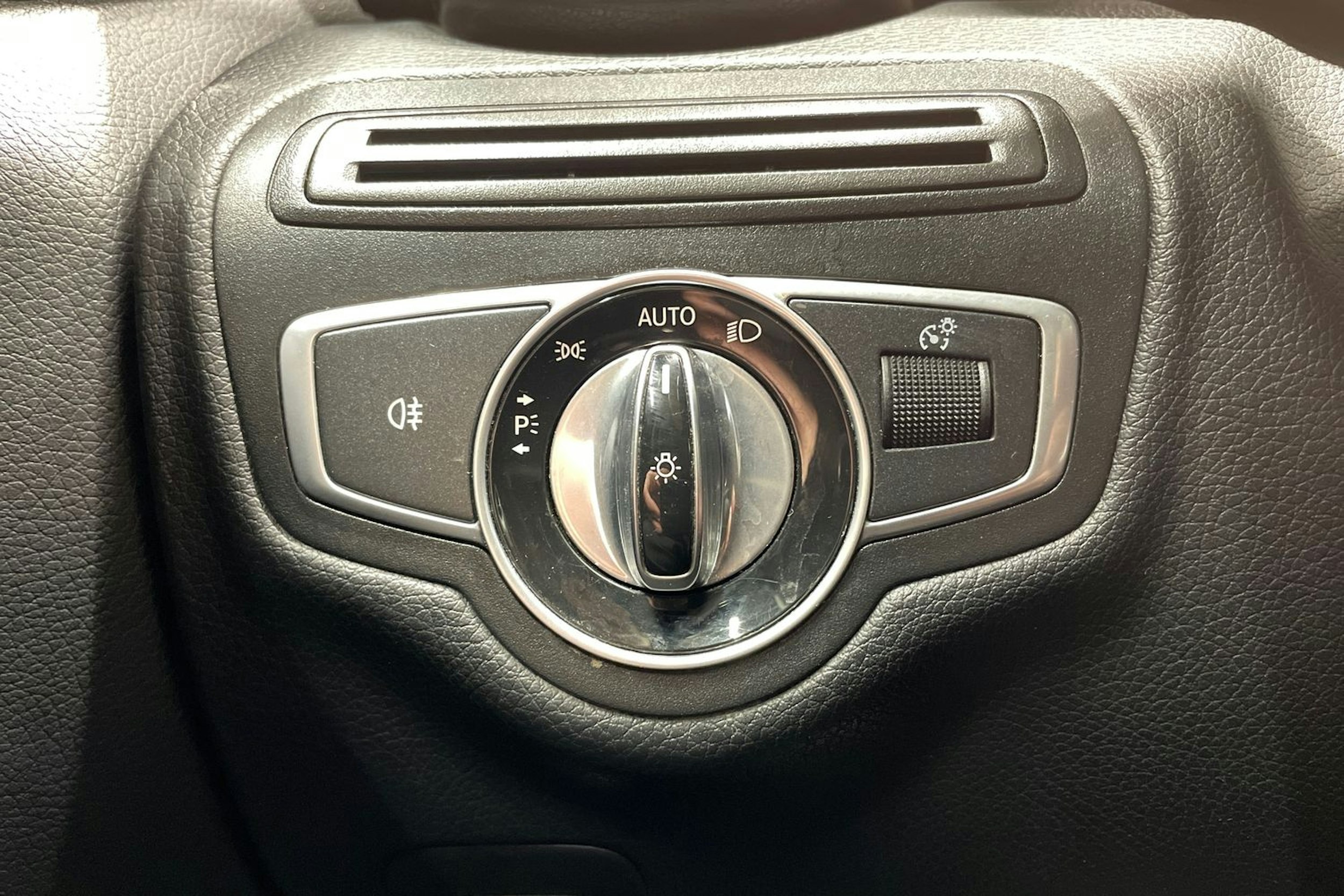 Ruskea (beige) Mercedes-Benz C 2016 kuva 23.