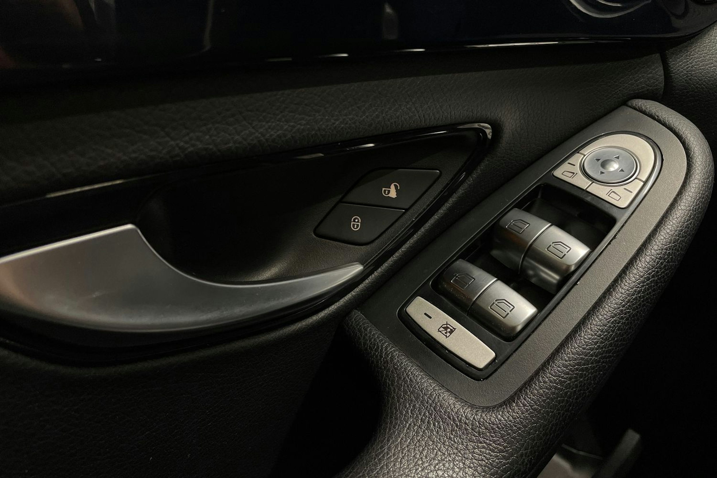 Ruskea (beige) Mercedes-Benz C 2016 kuva 26.