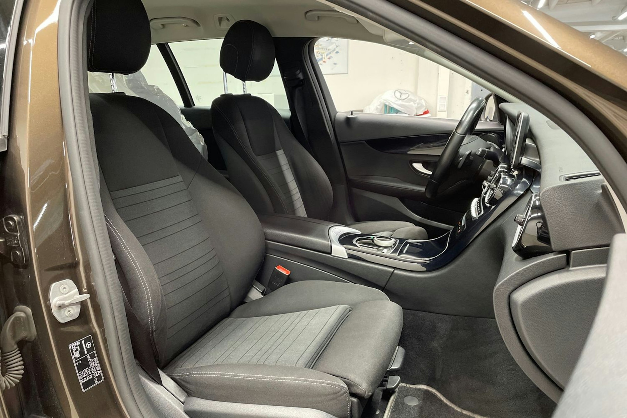 Ruskea (beige) Mercedes-Benz C 2016 kuva 29.