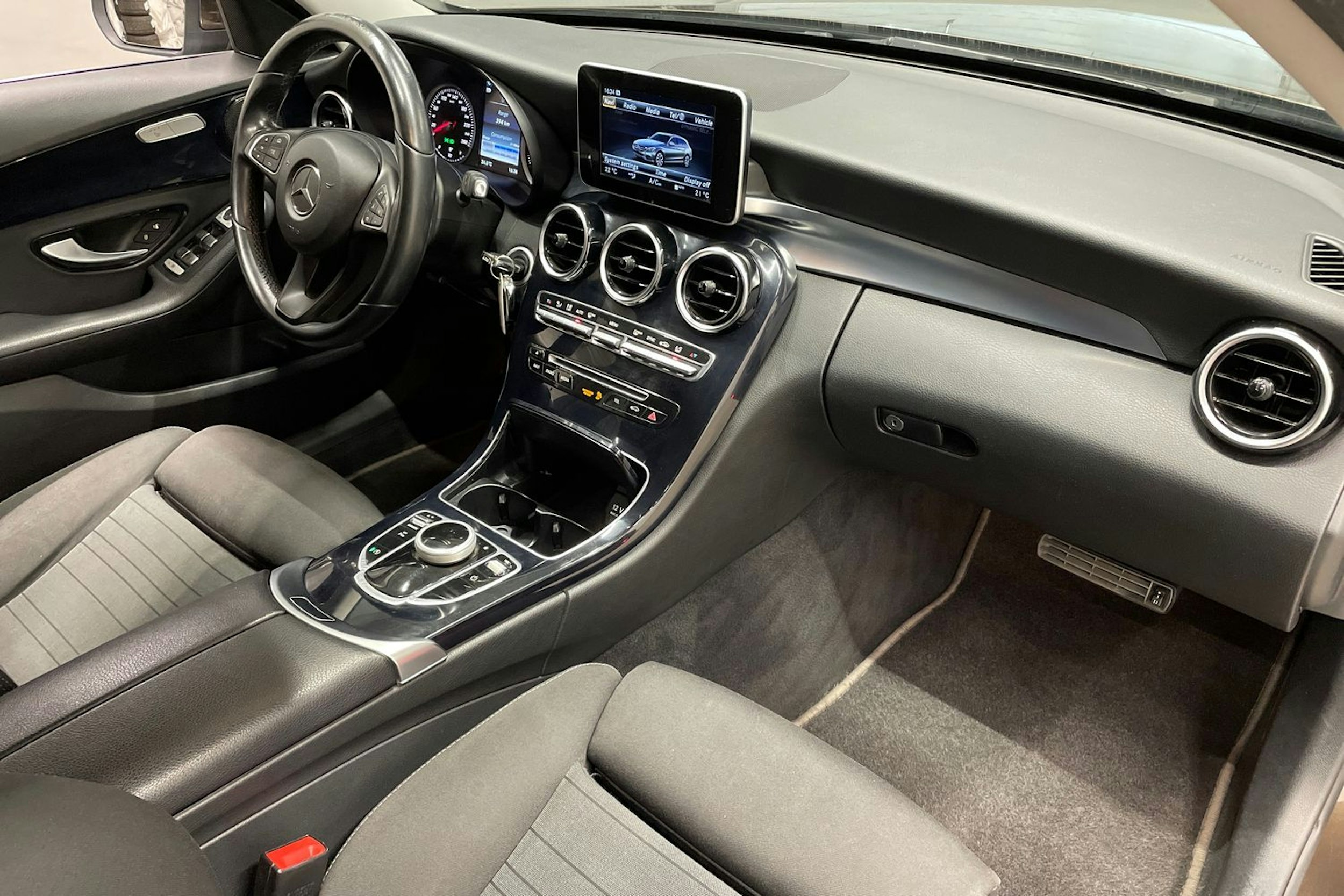Ruskea (beige) Mercedes-Benz C 2016 kuva 30.