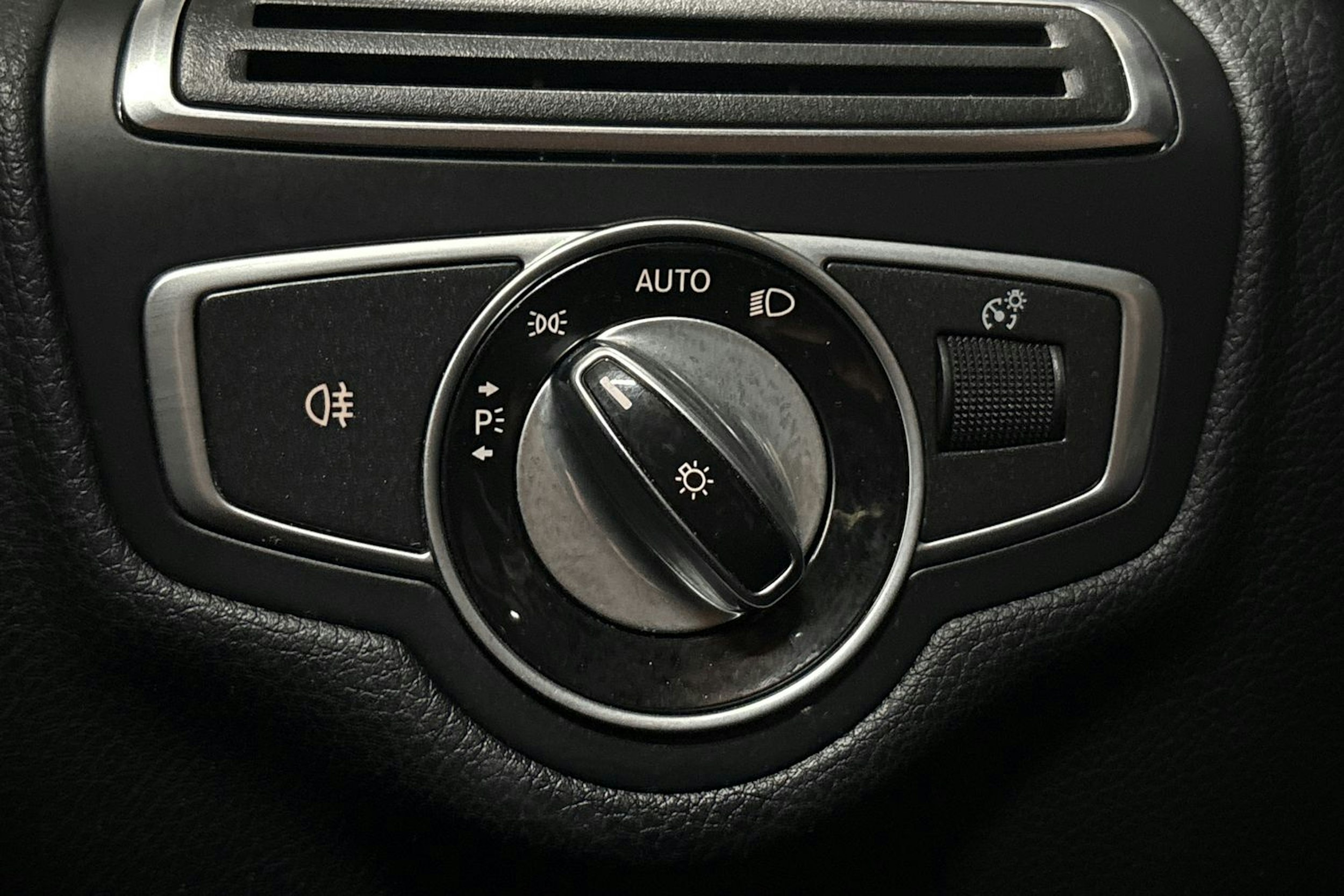 Hopea Mercedes-Benz C 2016 kuva 23.