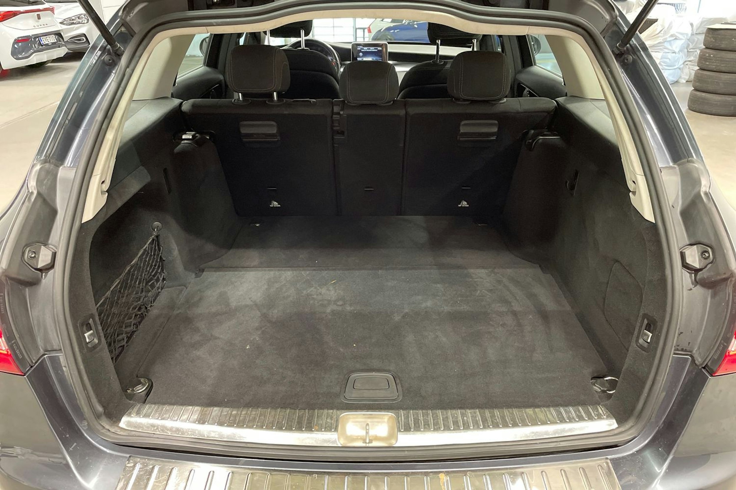 Harmaa Mercedes-Benz C 2016 kuva 15.
