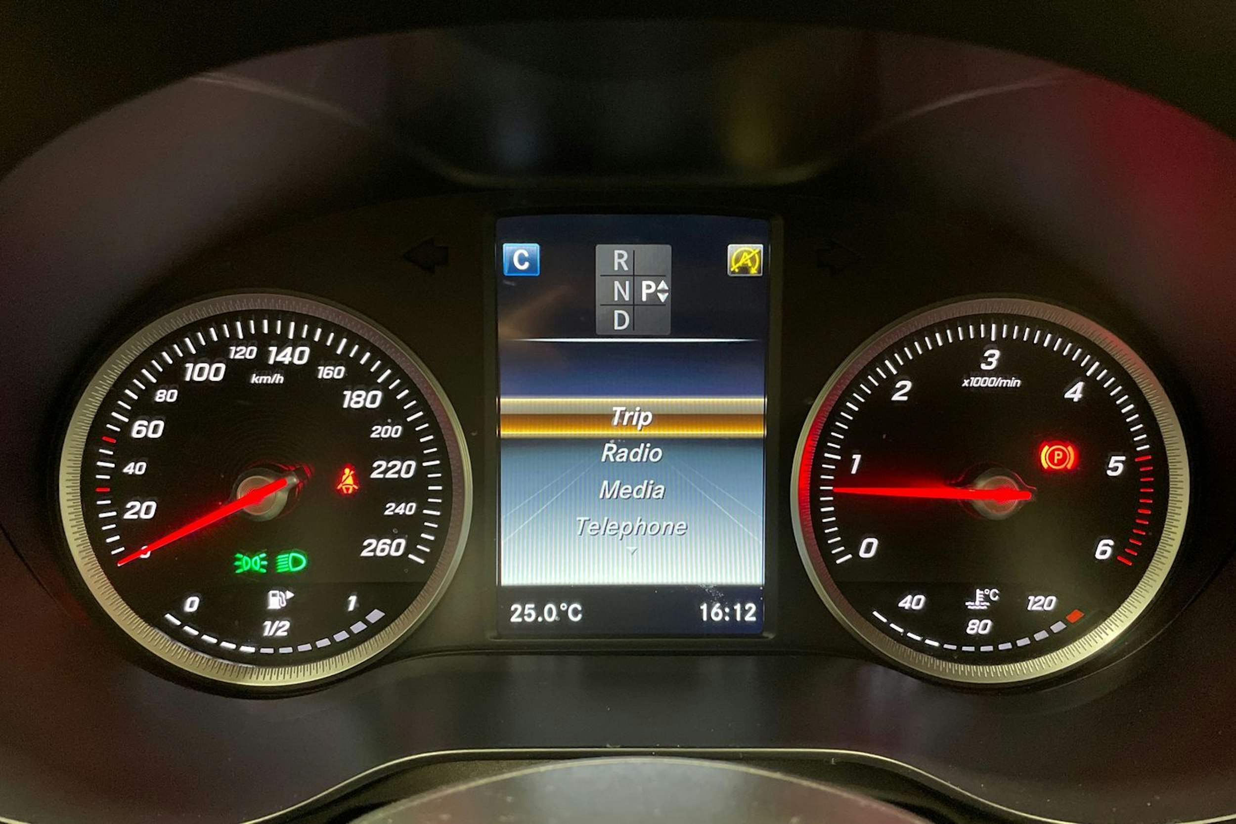 Harmaa Mercedes-Benz C 2016 kuva 16.