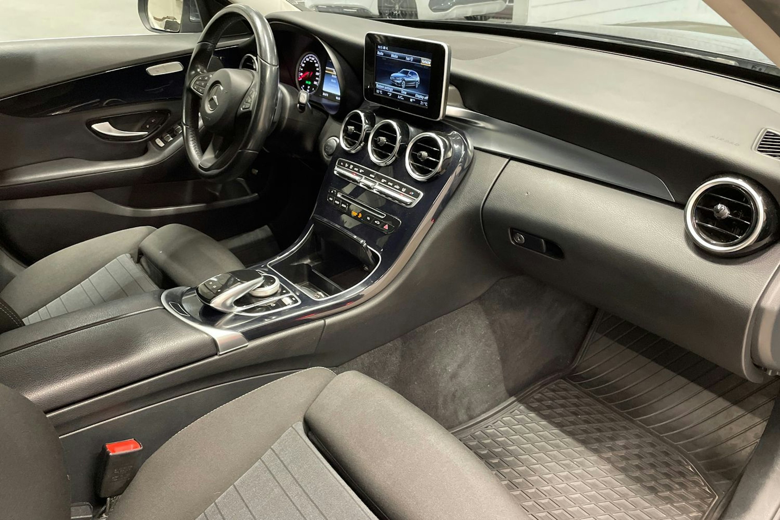 Harmaa Mercedes-Benz C 2016 kuva 25.
