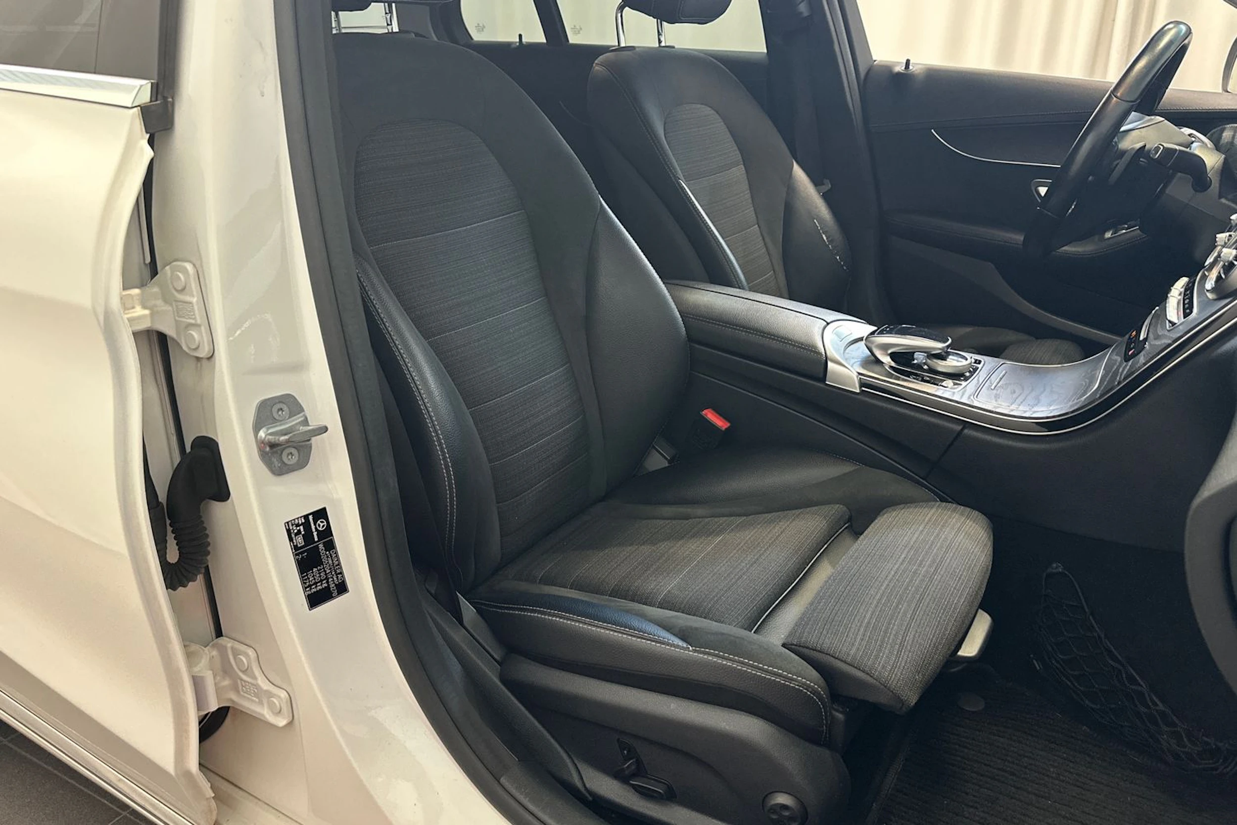 valkoinen Mercedes-Benz C 2017 kuva 11.