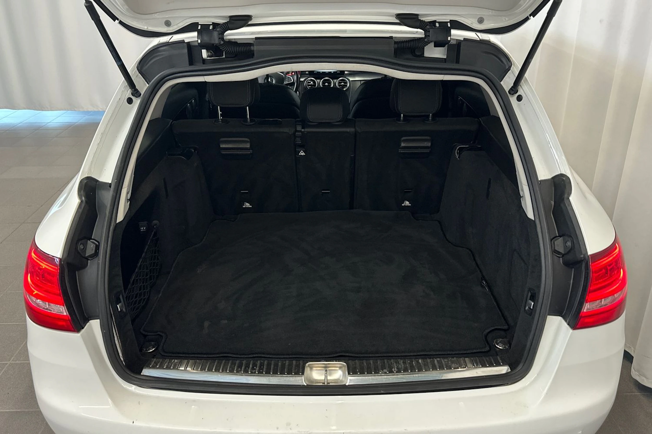 valkoinen Mercedes-Benz C 2017 kuva 13.