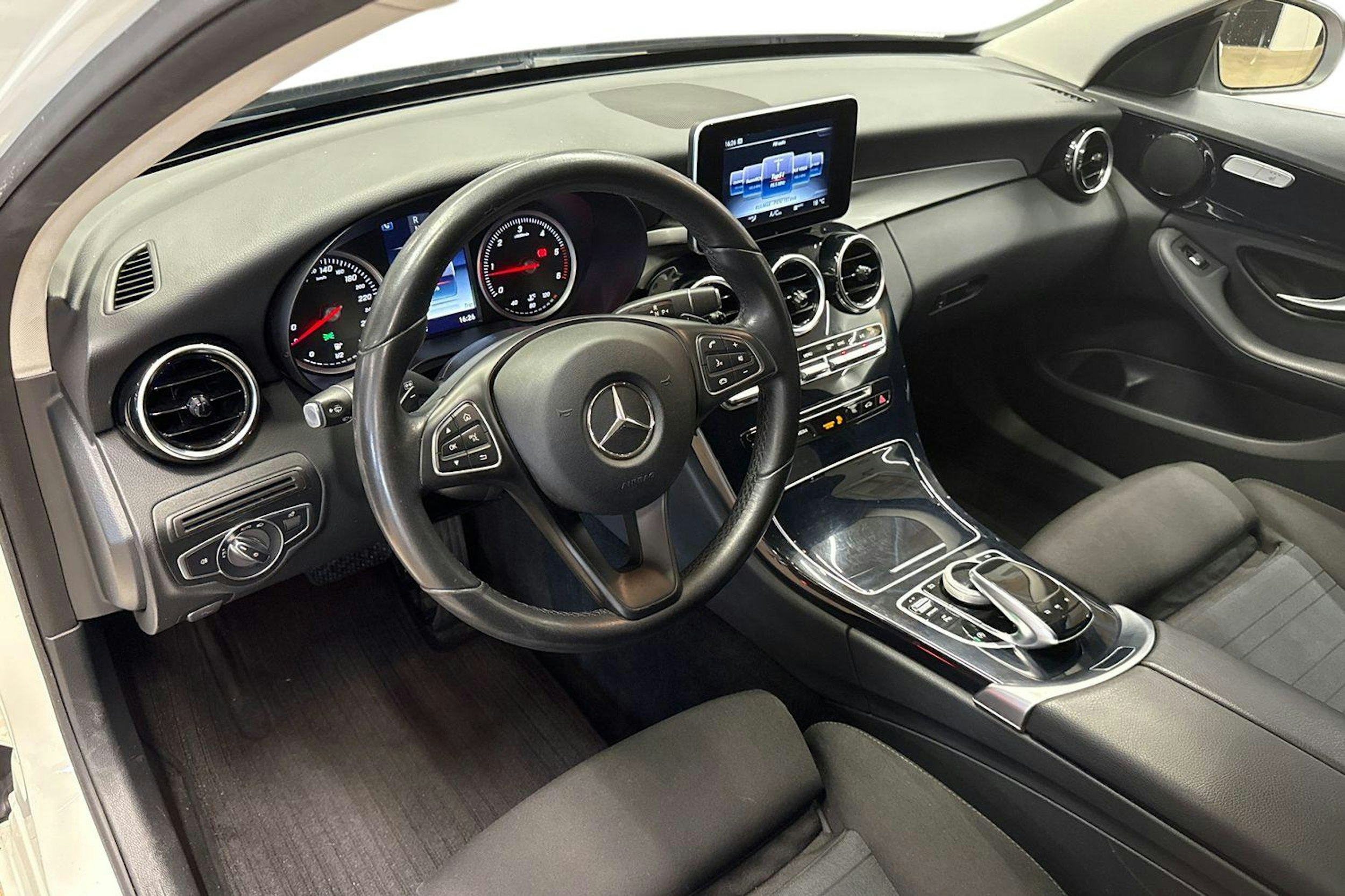 valkoinen Mercedes-Benz C 2017 kuva 7.