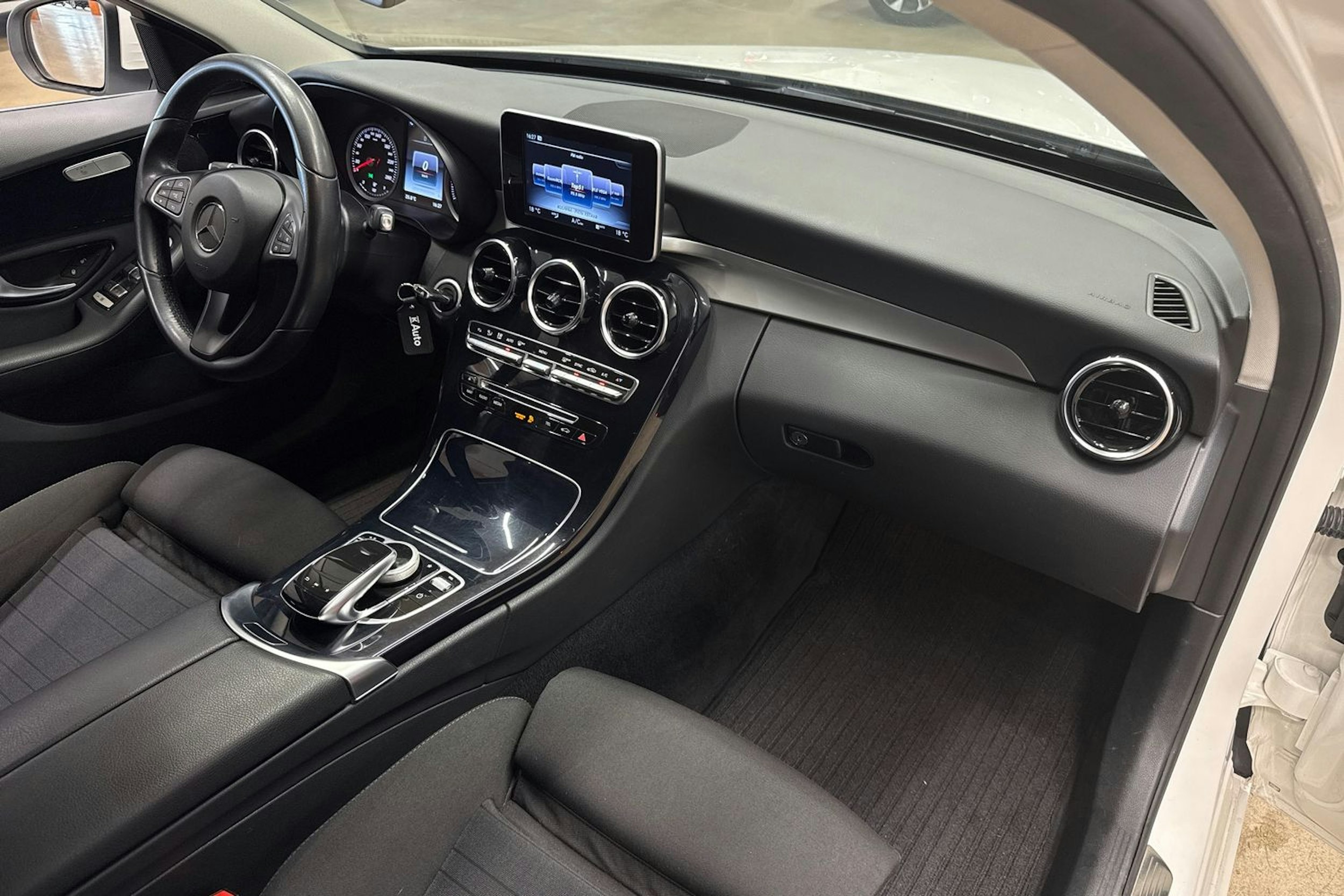 valkoinen Mercedes-Benz C 2017 kuva 14.
