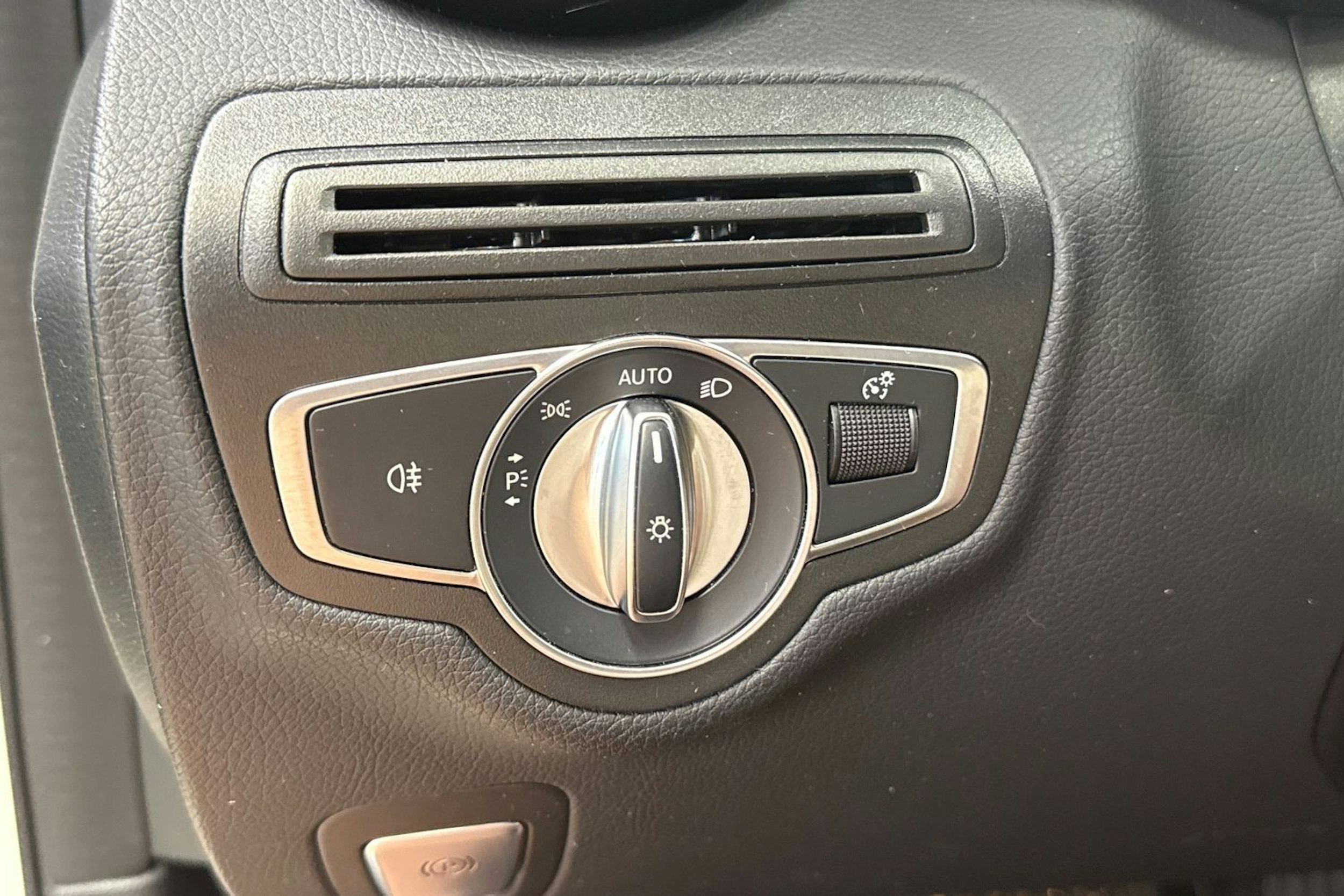 valkoinen Mercedes-Benz C 2017 kuva 27.