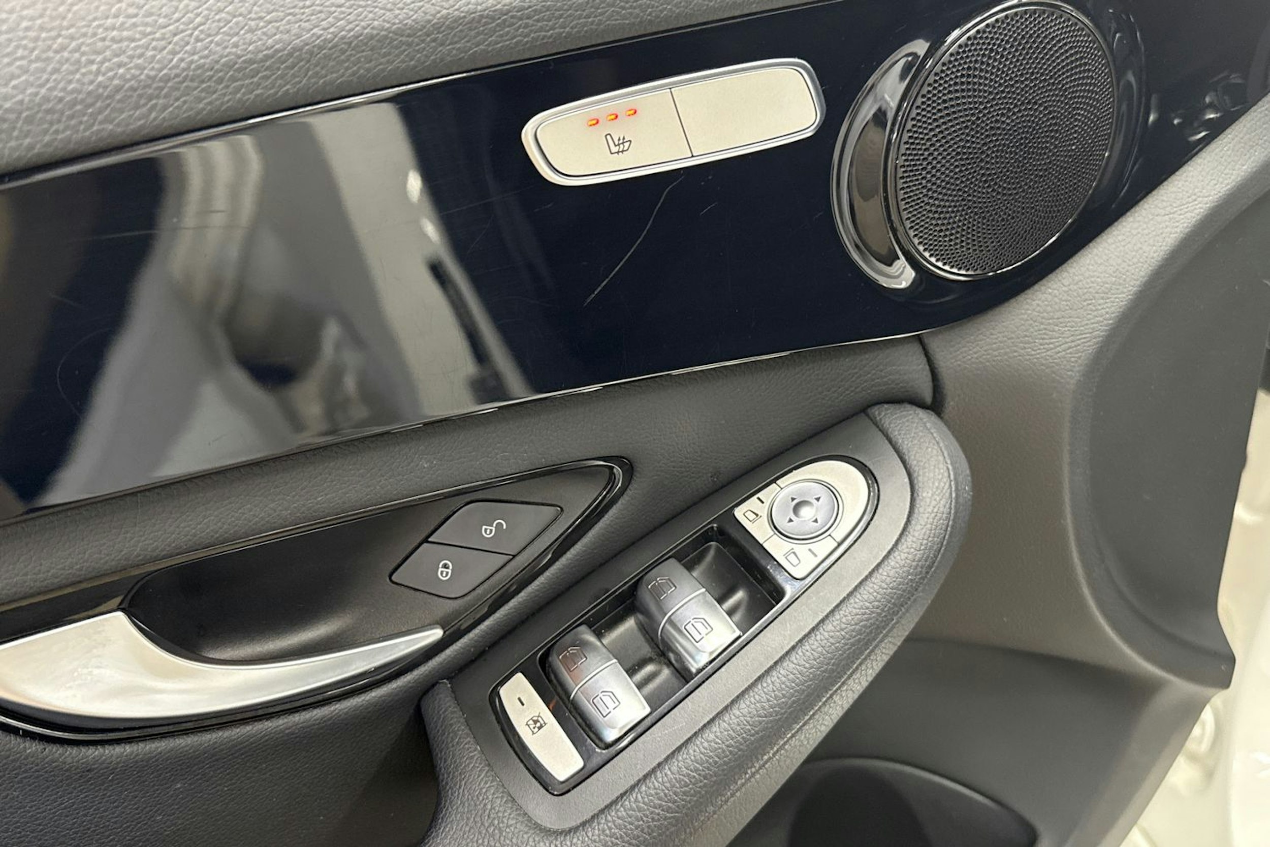 valkoinen Mercedes-Benz C 2017 kuva 28.