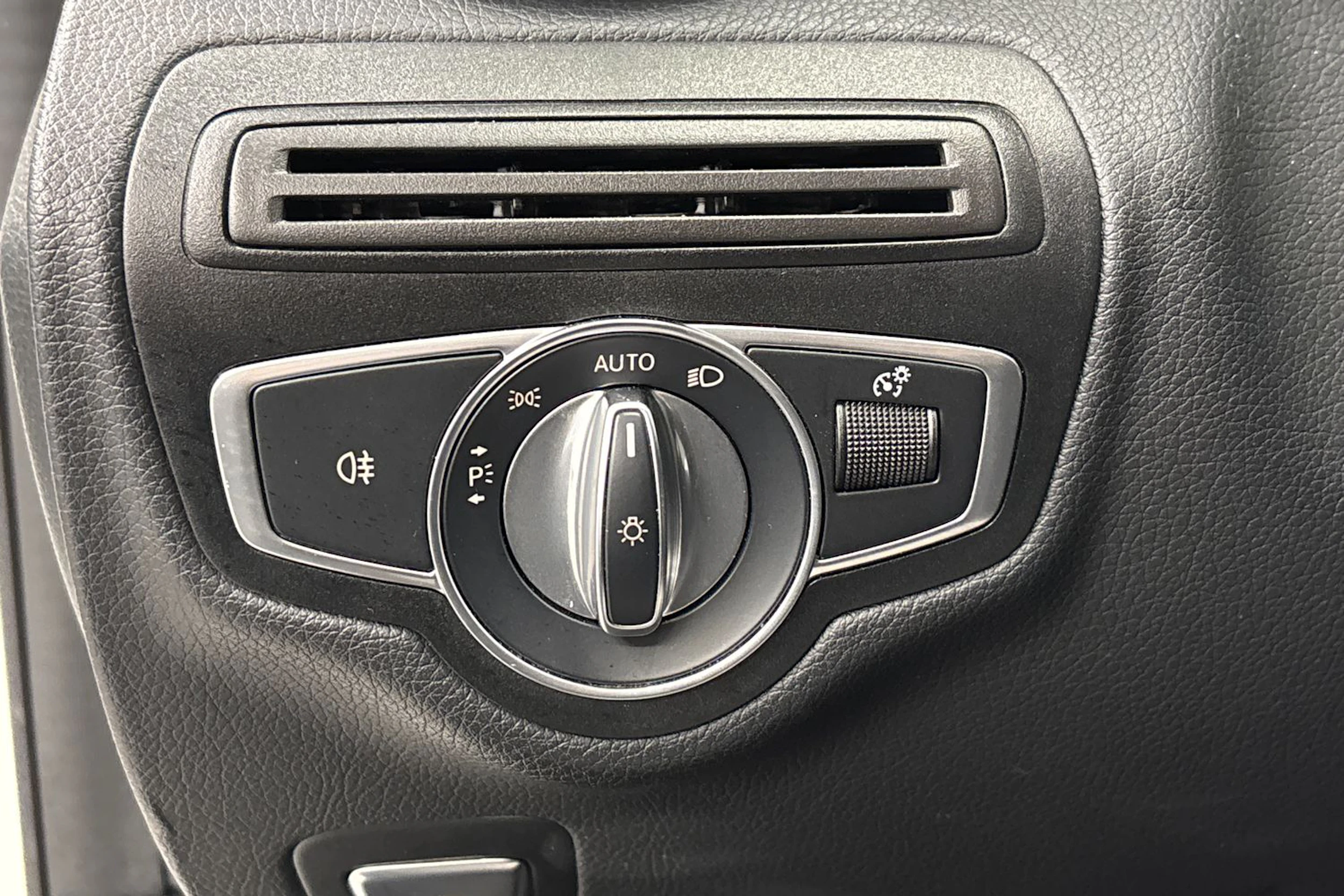 valkoinen Mercedes-Benz C 2017 kuva 15.