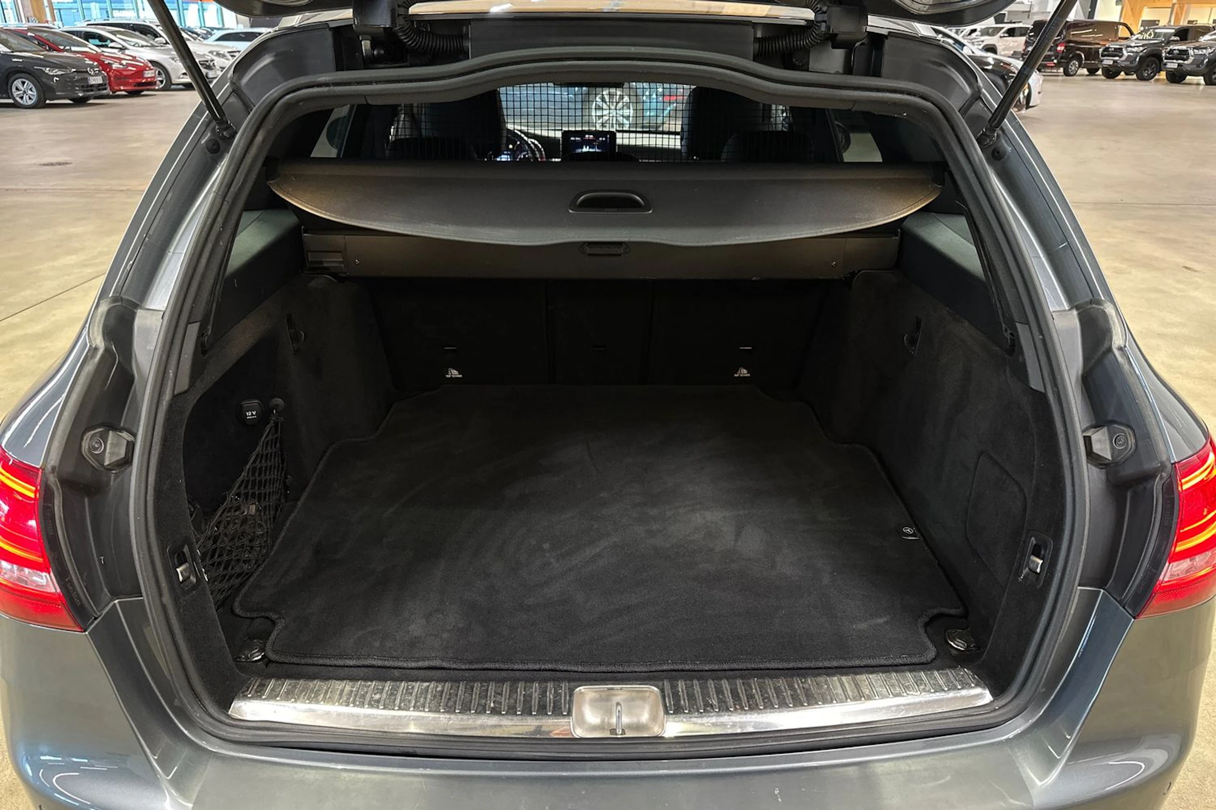 harmaa Mercedes-Benz C 2017 kuva 27.