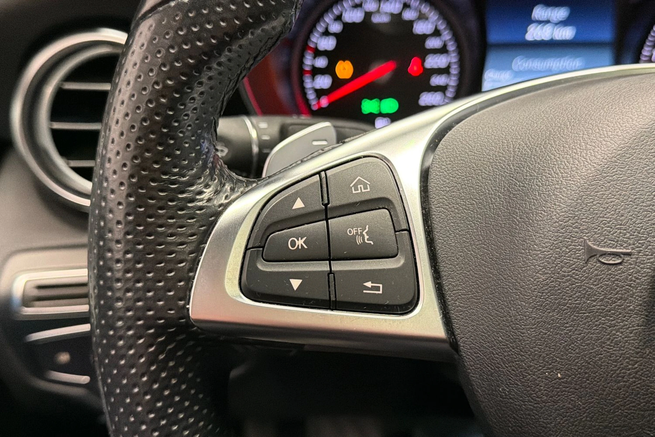 punainen Mercedes-Benz C 2017 kuva 13.