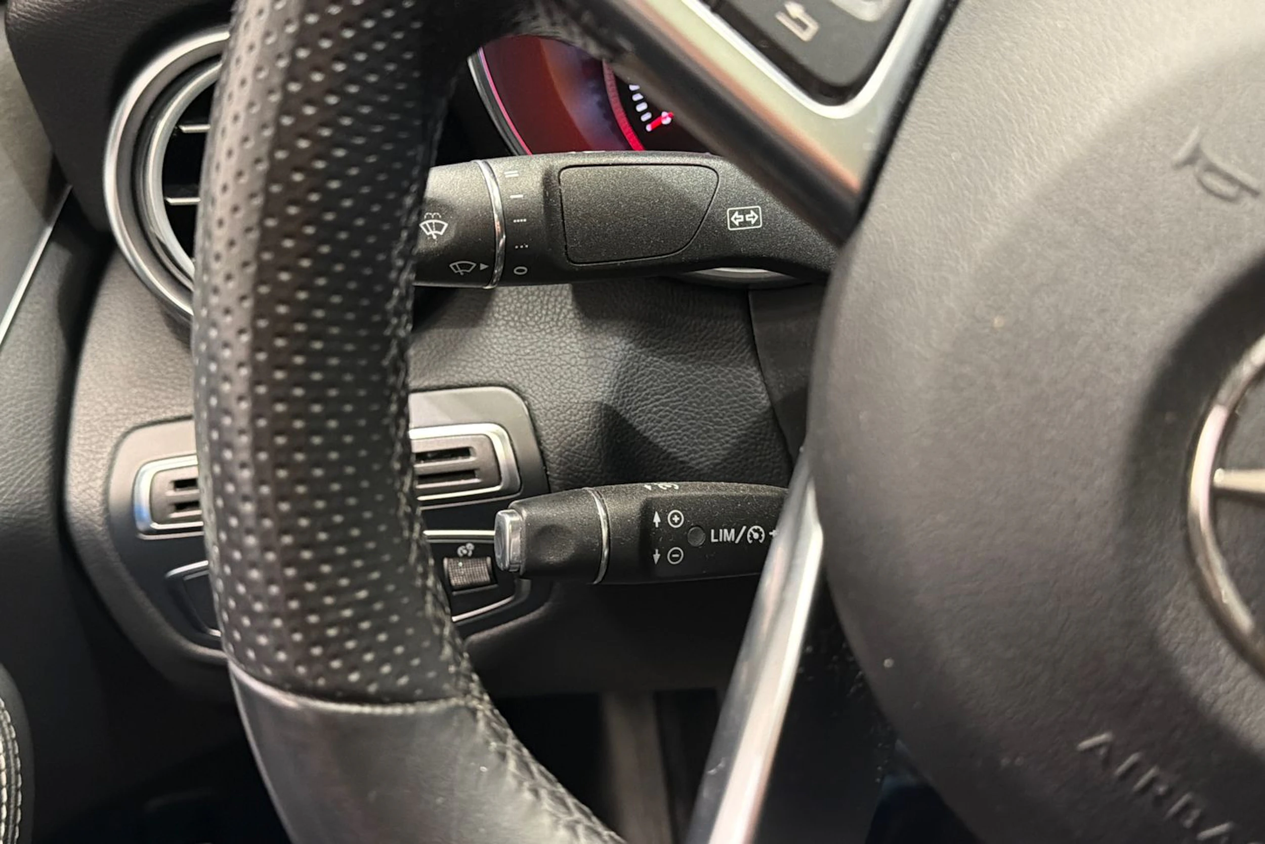 punainen Mercedes-Benz C 2017 kuva 15.