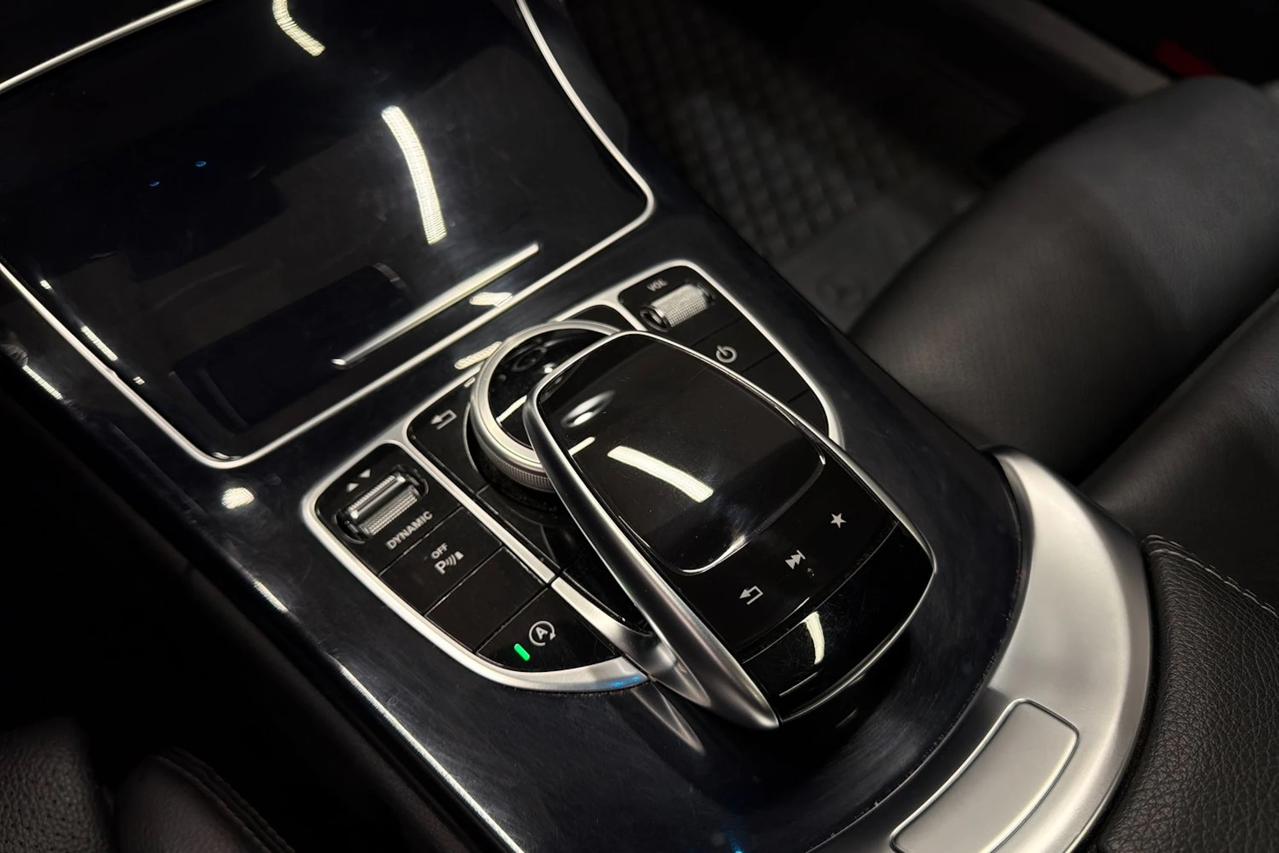 punainen Mercedes-Benz C 2017 kuva 20.