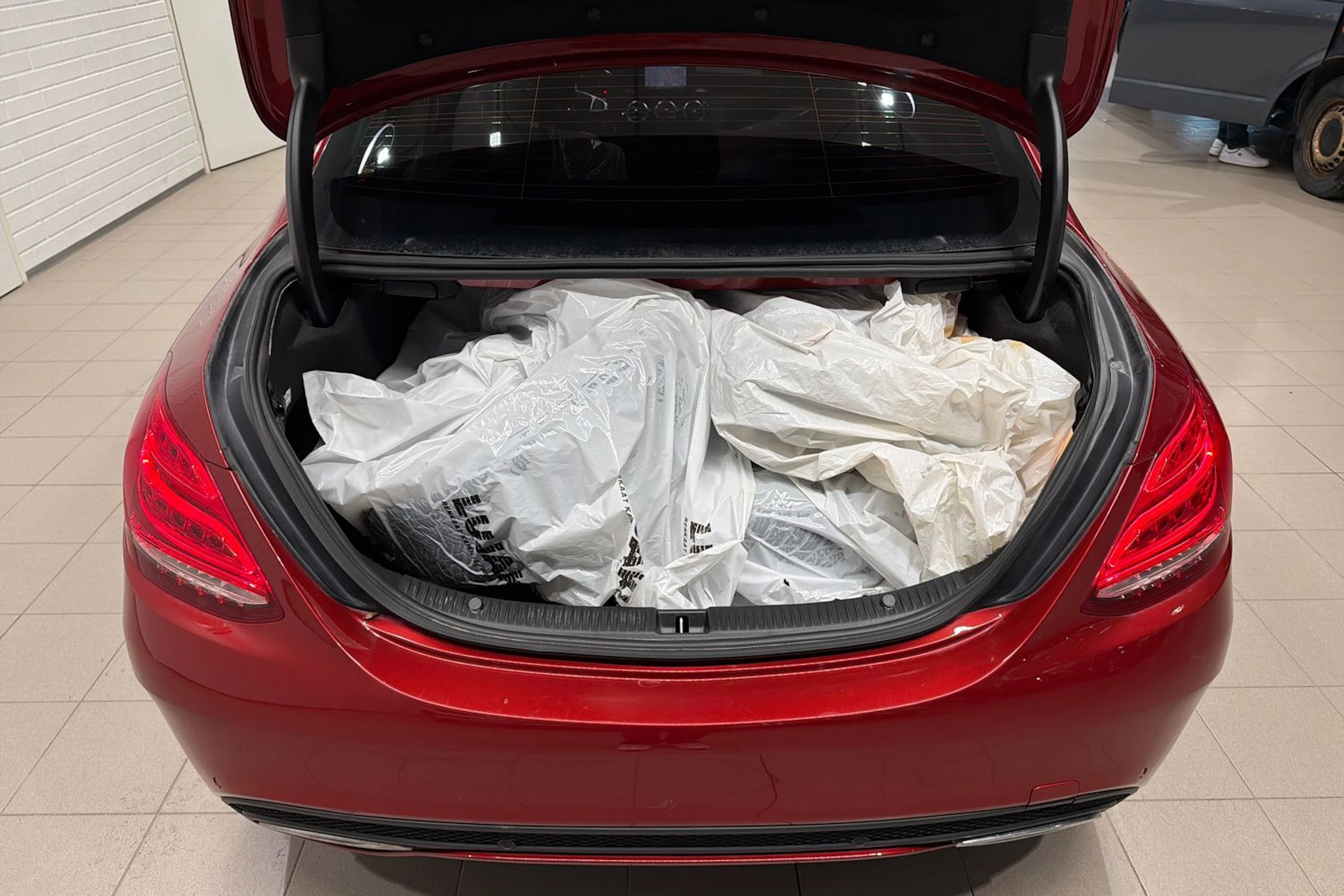 punainen Mercedes-Benz C 2017 kuva 22.