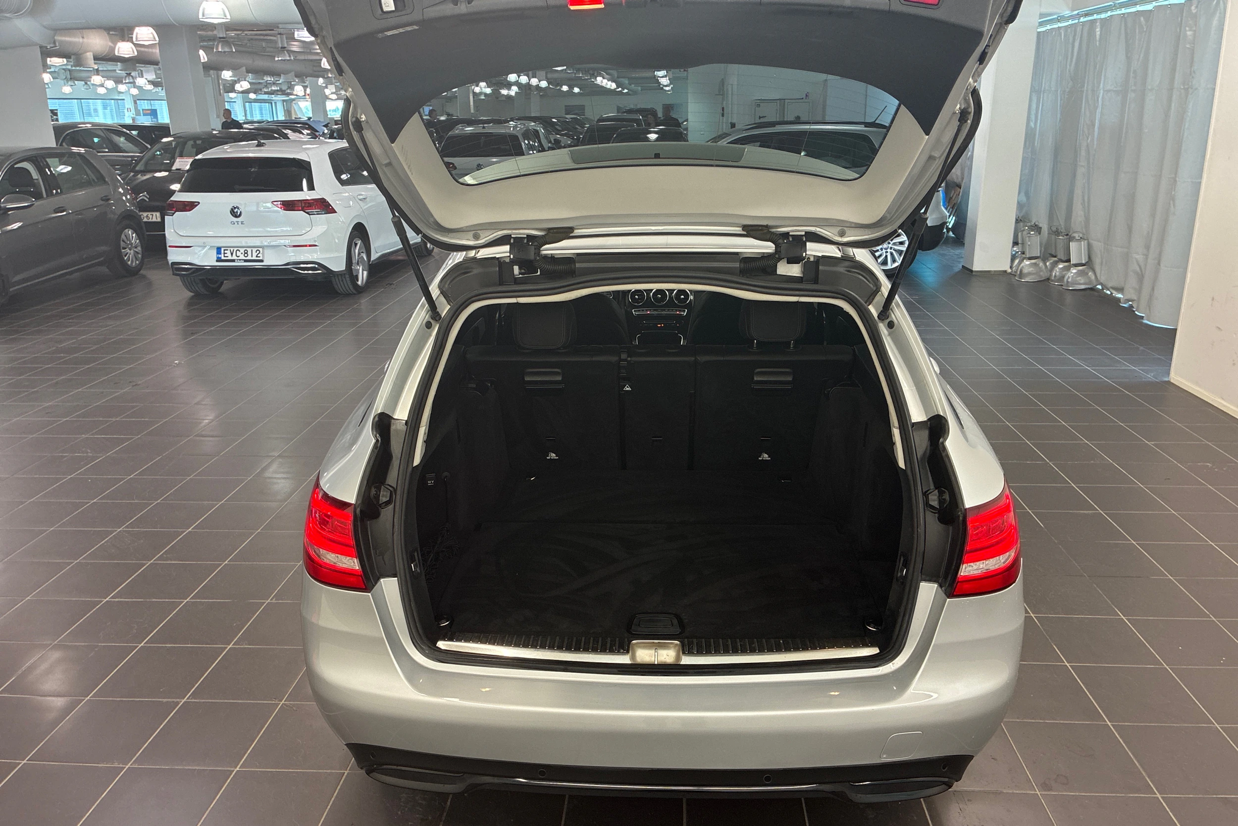 harmaa Mercedes-Benz C 2017 kuva 13.