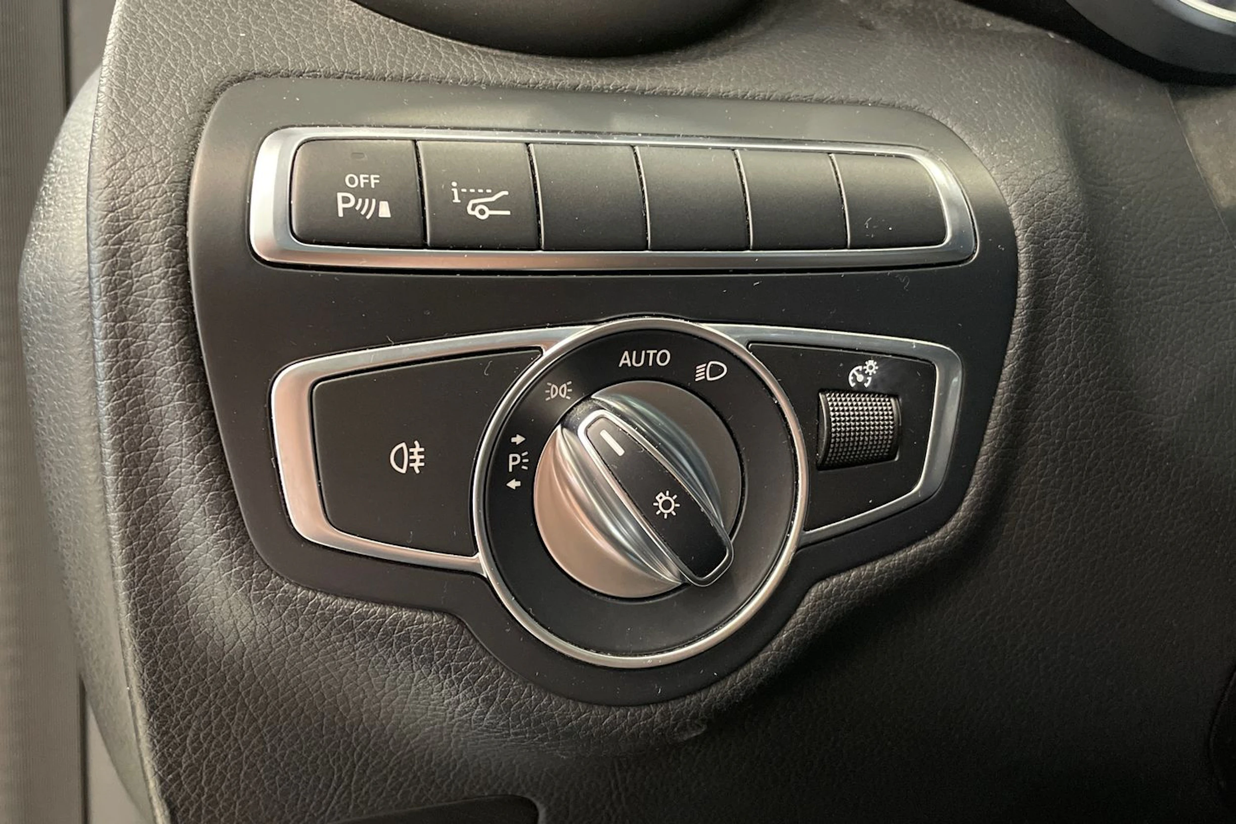 harmaa Mercedes-Benz C 2017 kuva 29.