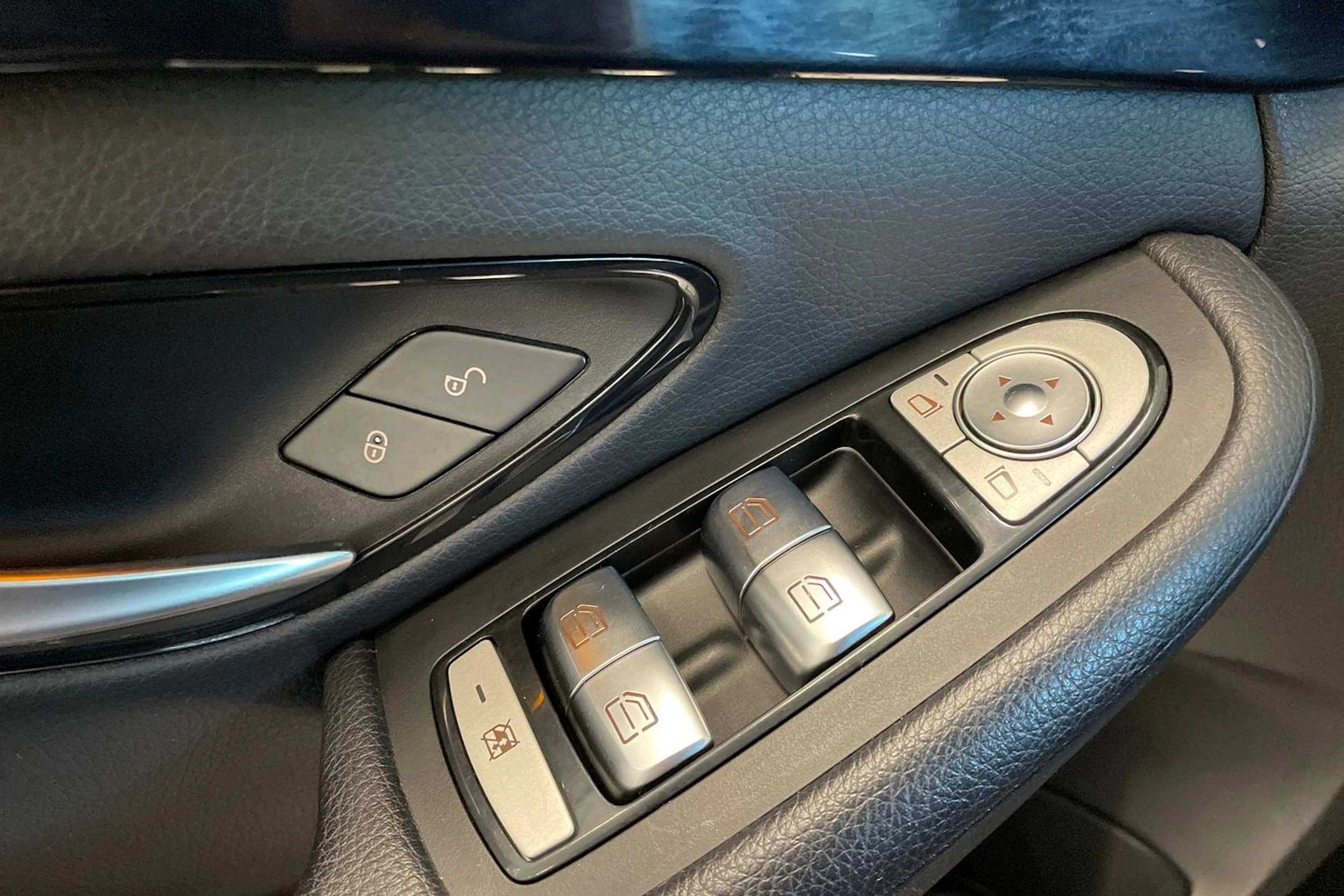 musta Mercedes-Benz C 2017 kuva 28.