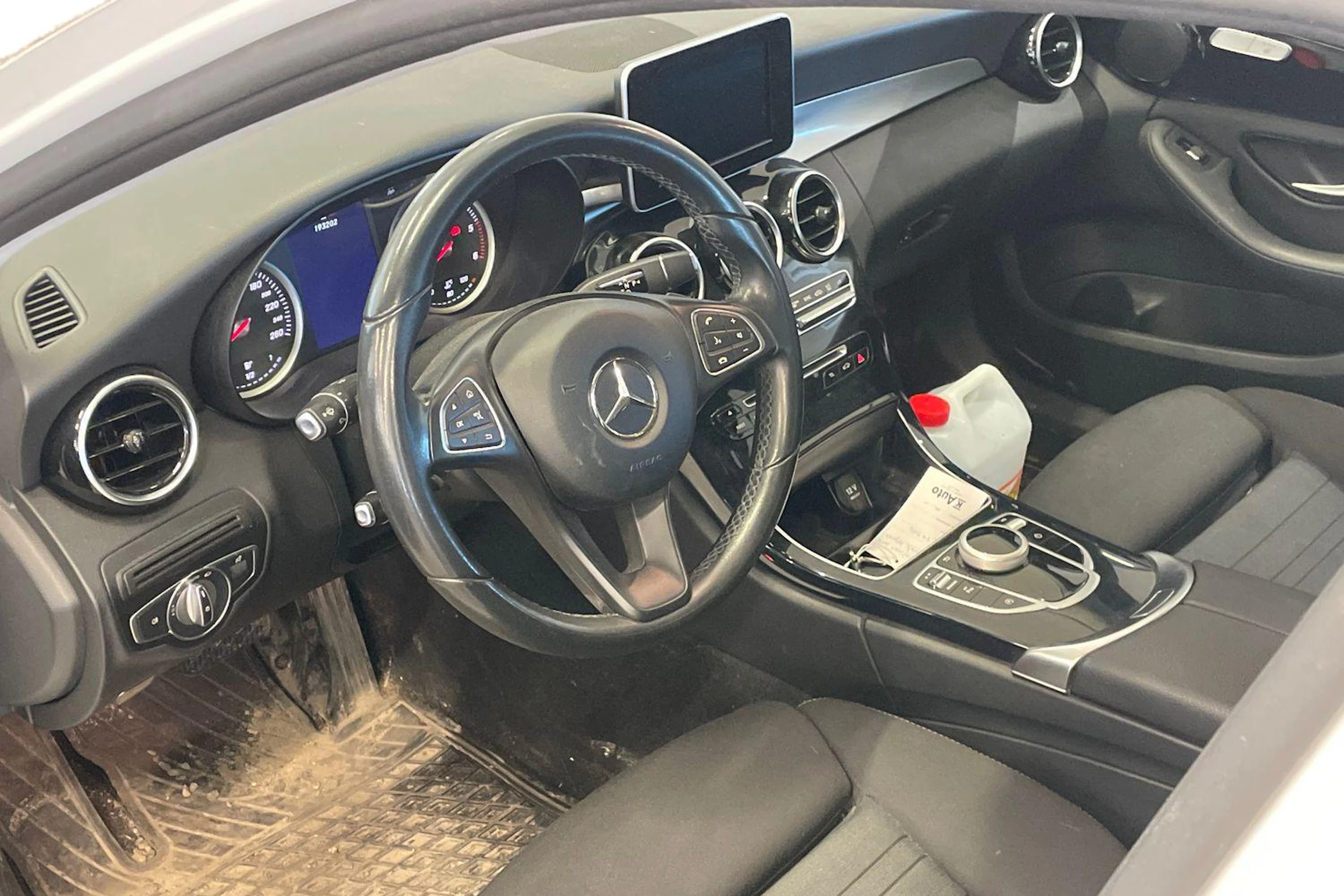 Valkoinen Mercedes-Benz C 2017 kuva 3.