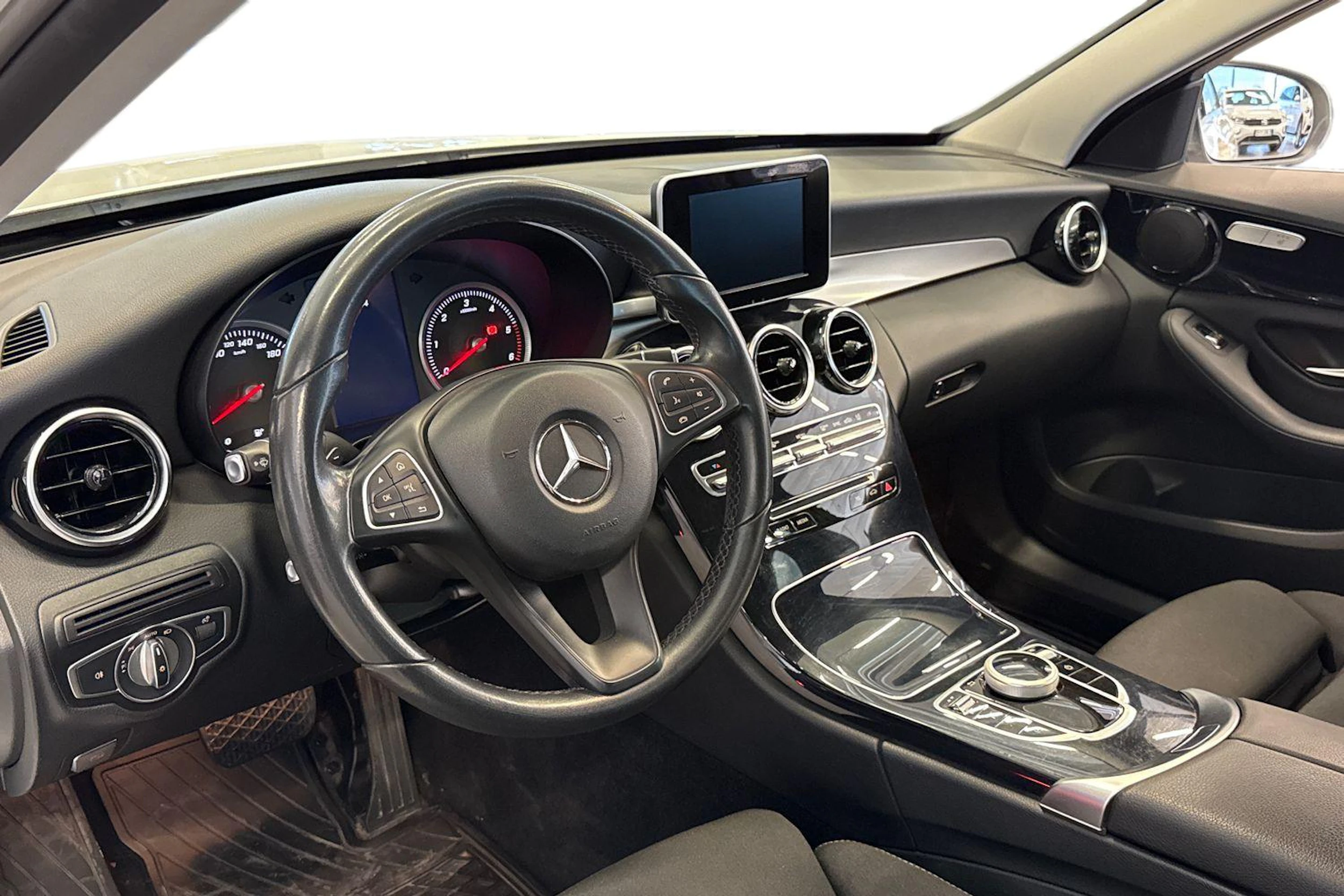 Valkoinen Mercedes-Benz C 2017 kuva 8.