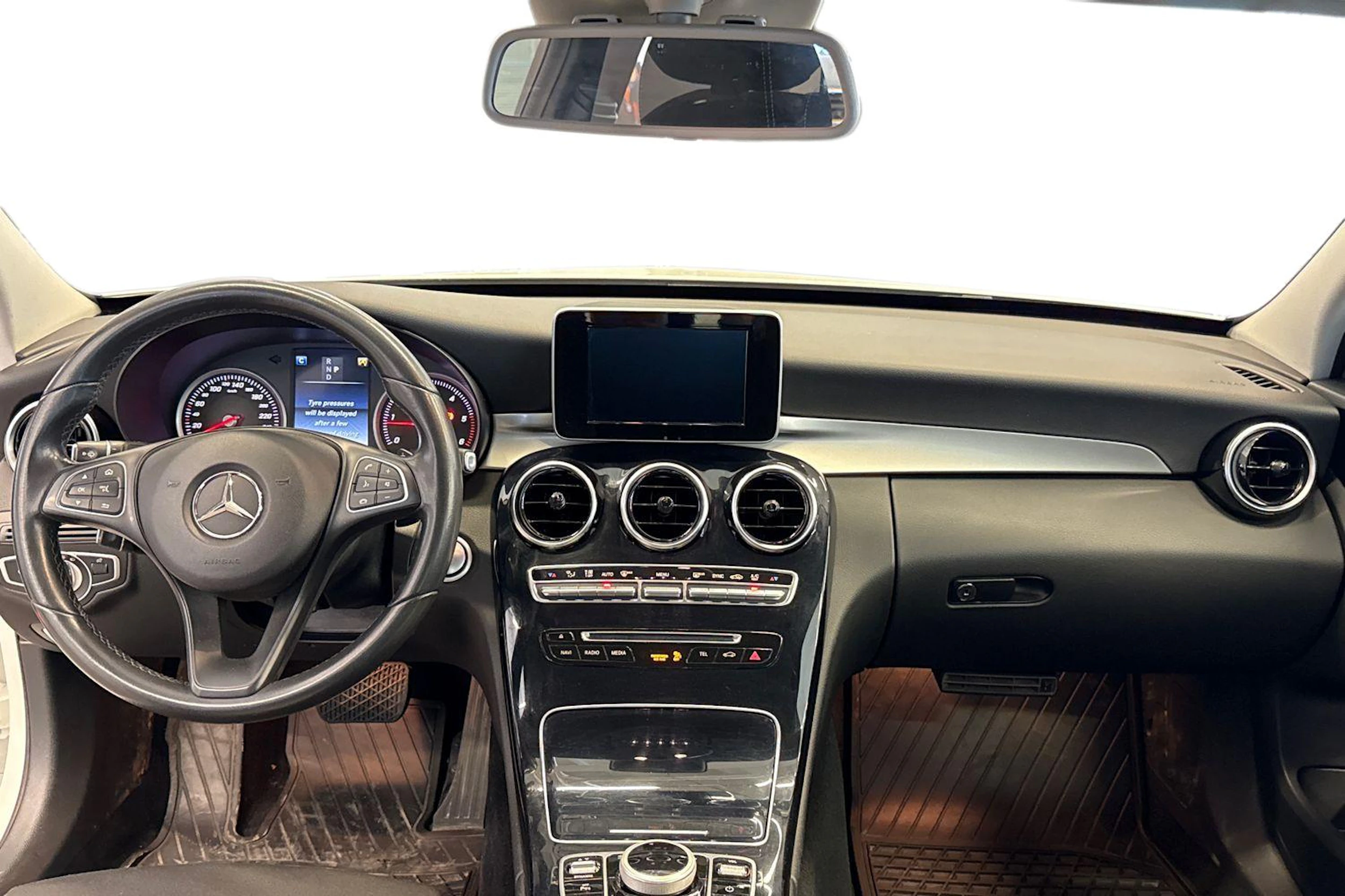 Valkoinen Mercedes-Benz C 2017 kuva 9.