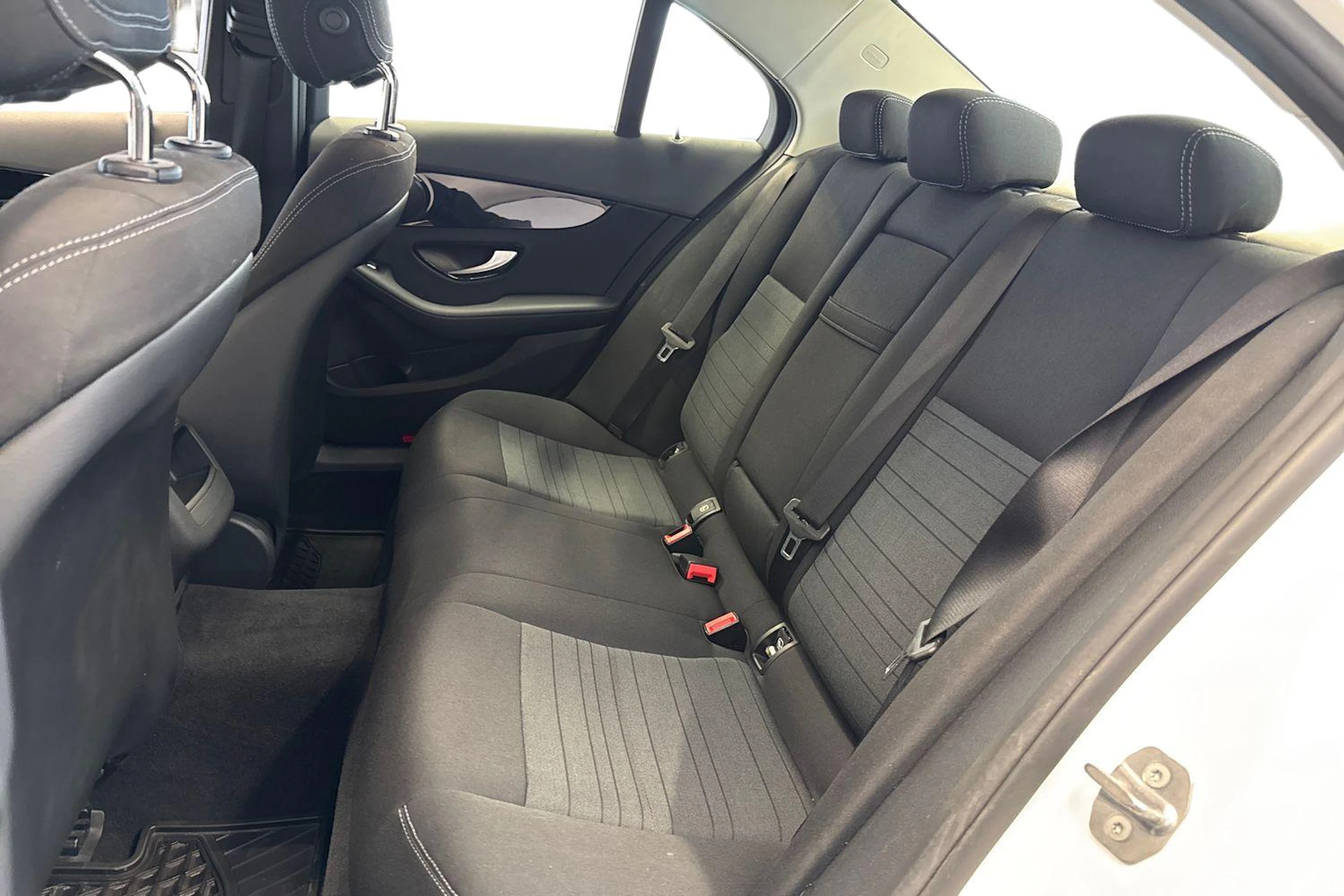 Valkoinen Mercedes-Benz C 2017 kuva 11.