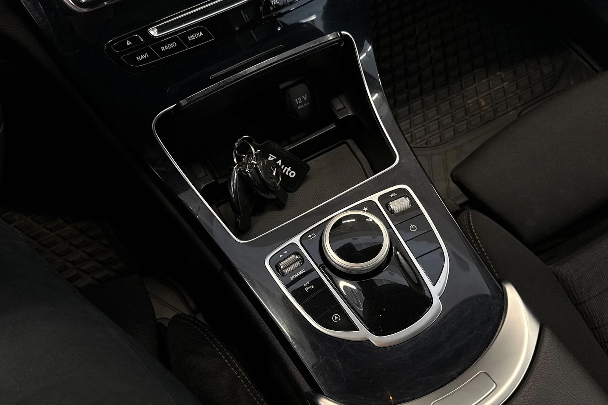 Valkoinen Mercedes-Benz C 2017 kuva 20.
