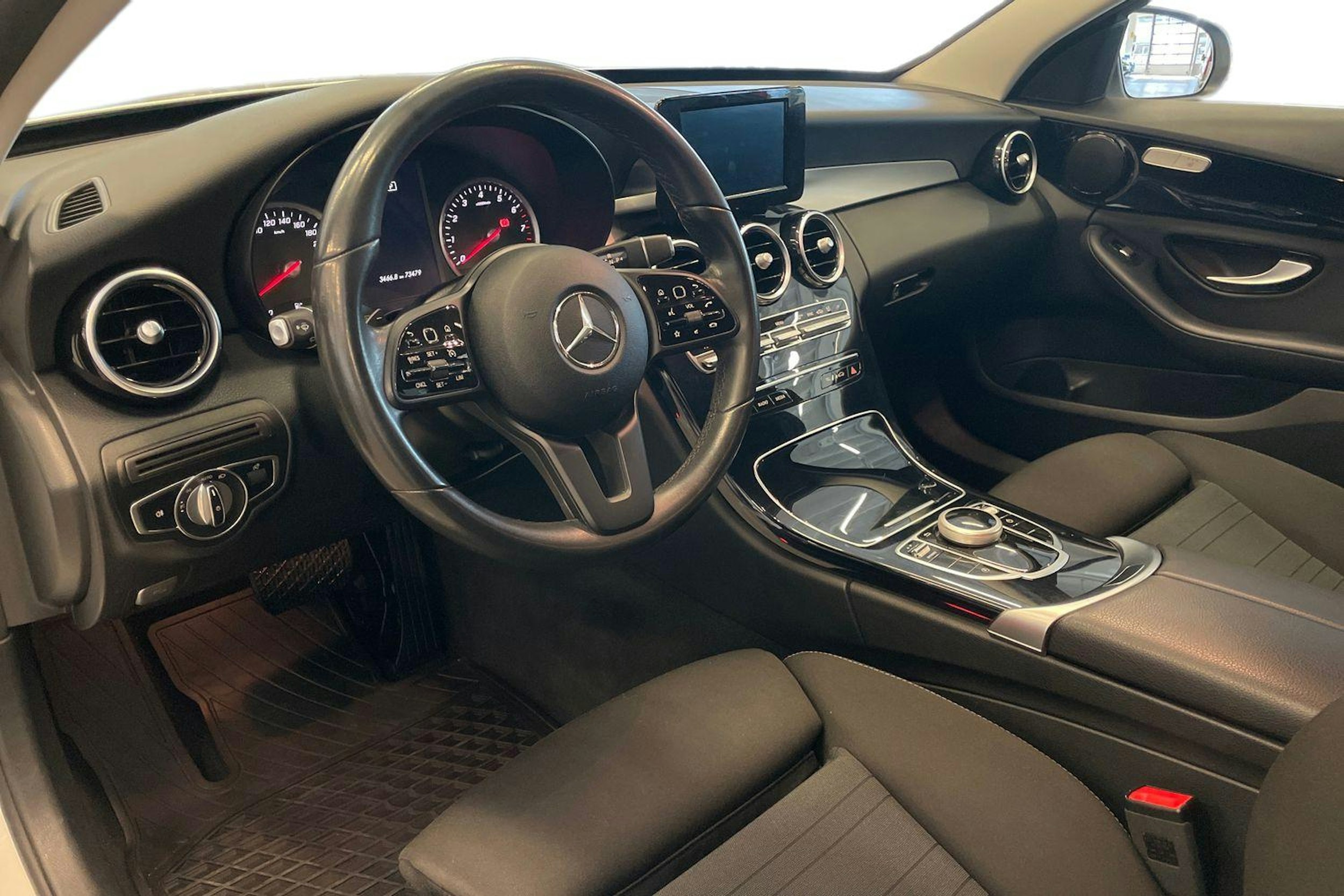 Valkoinen Mercedes-Benz C 2018 kuva 6.