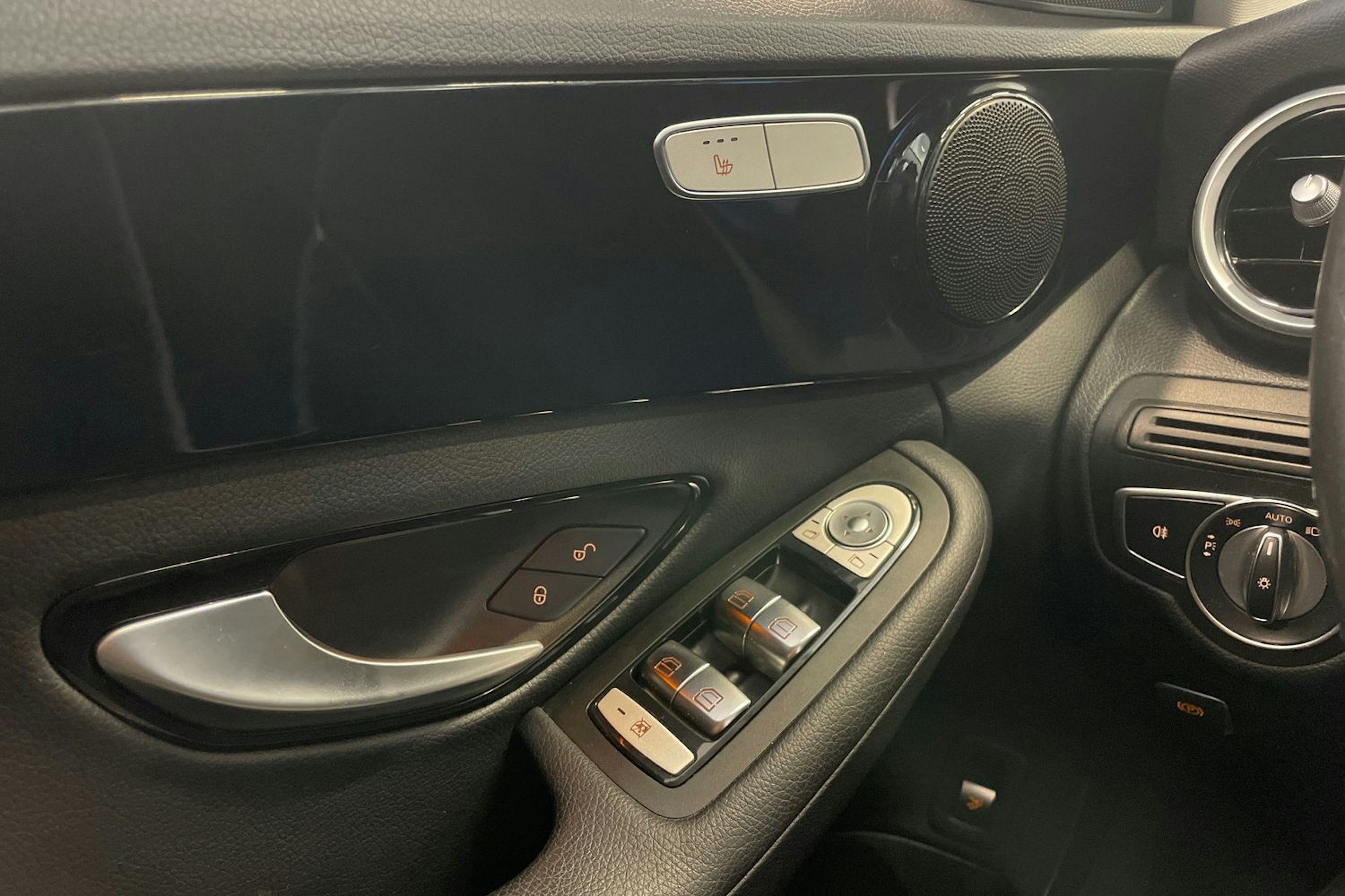 Valkoinen Mercedes-Benz C 2018 kuva 14.