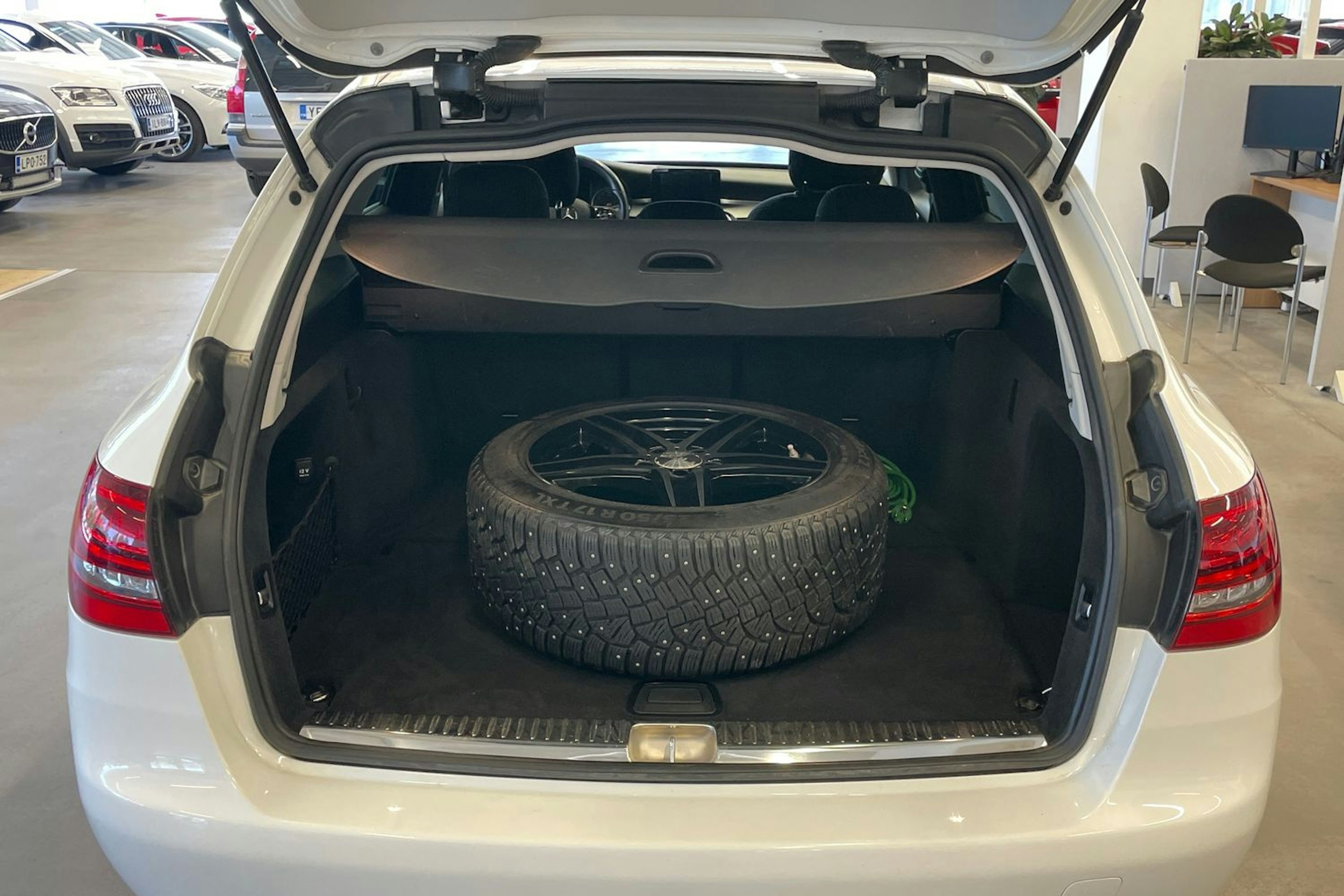 Valkoinen Mercedes-Benz C 2018 kuva 16.