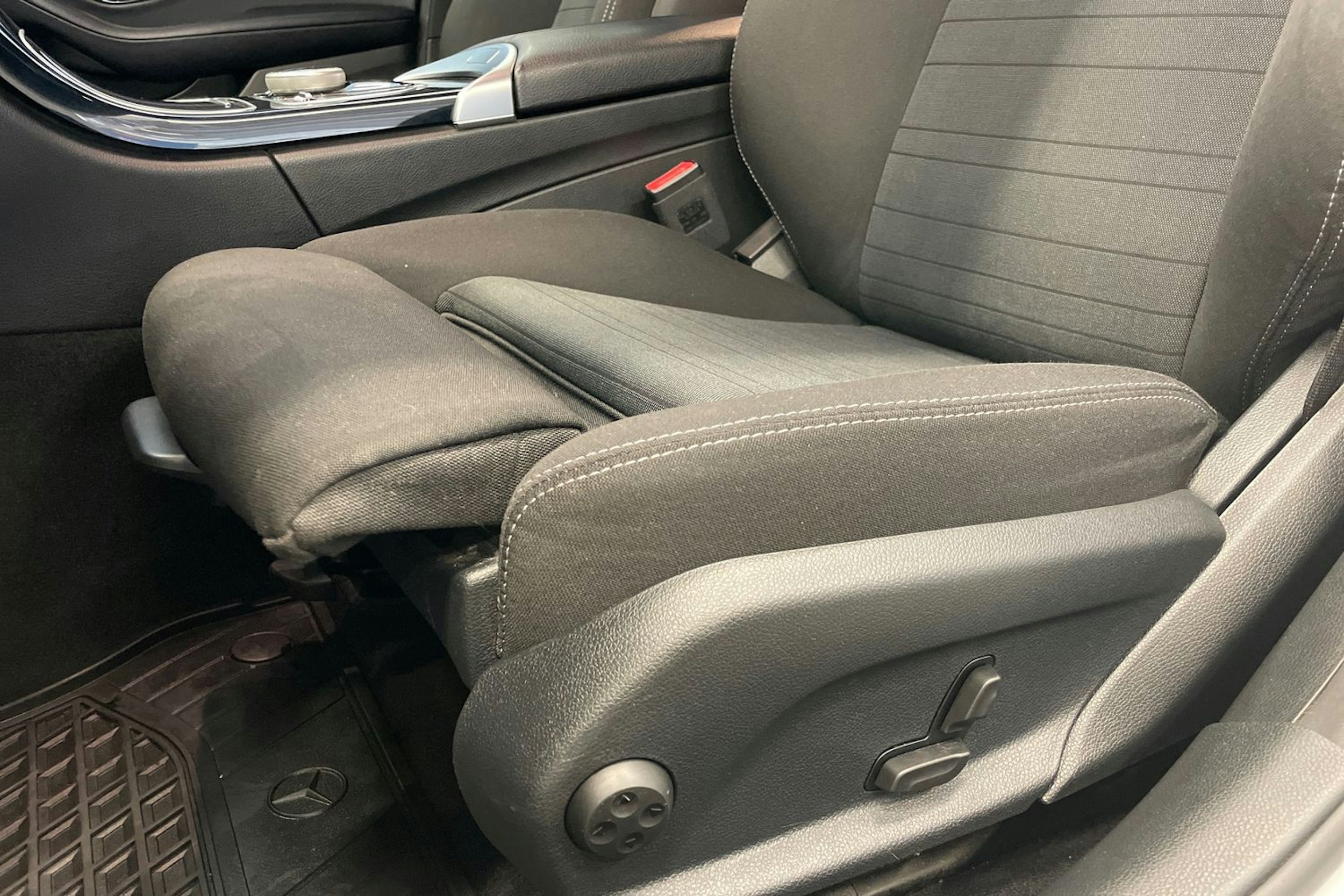 Valkoinen Mercedes-Benz C 2018 kuva 19.