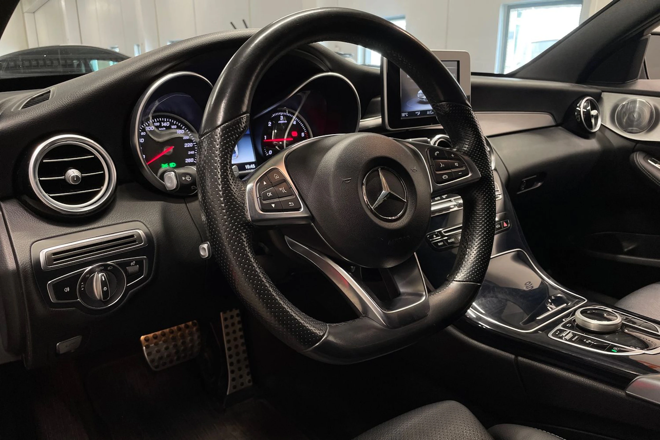 musta Mercedes-Benz C 2018 kuva 23.