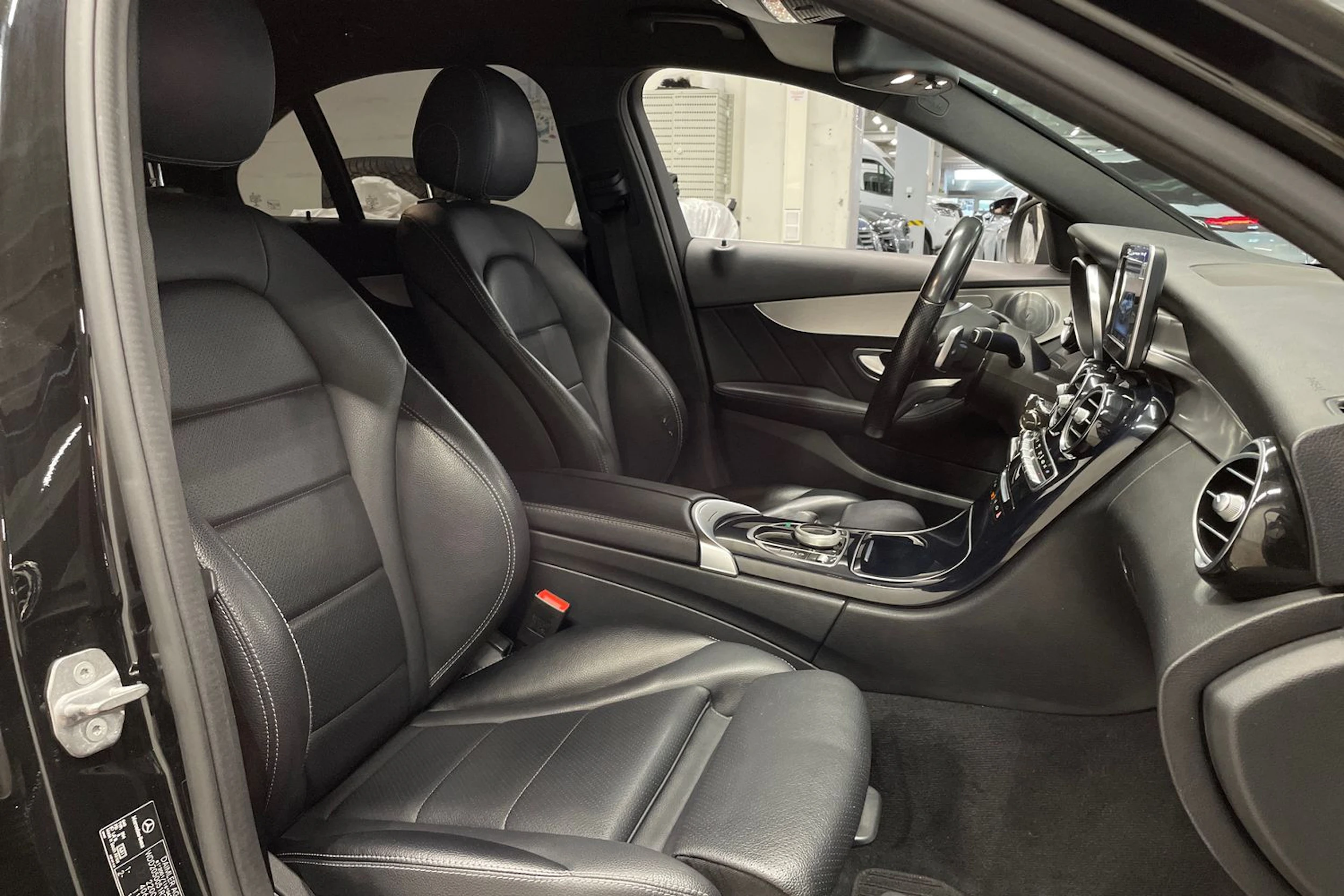 musta Mercedes-Benz C 2018 kuva 24.