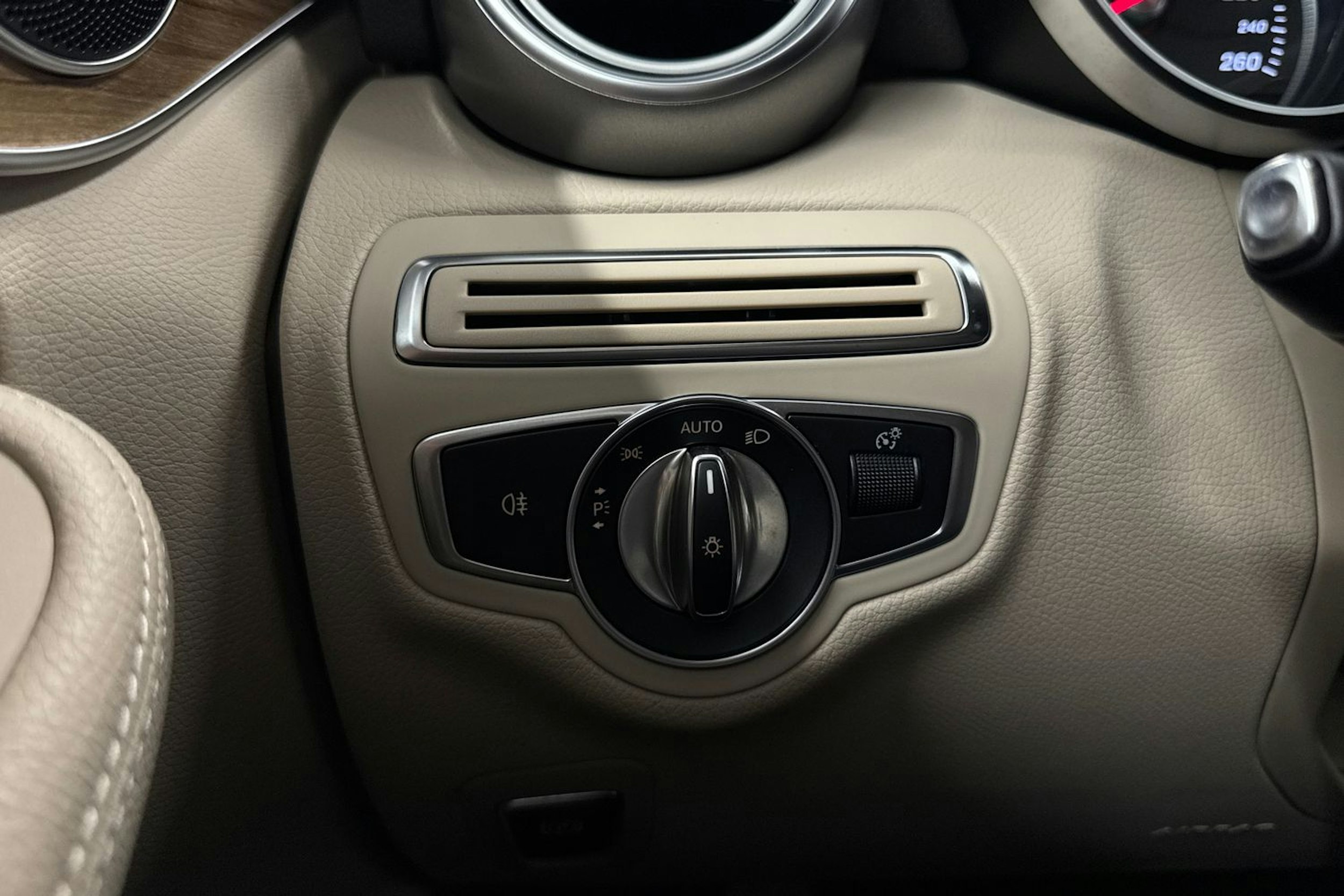 Musta Mercedes-Benz C 2018 kuva 19.